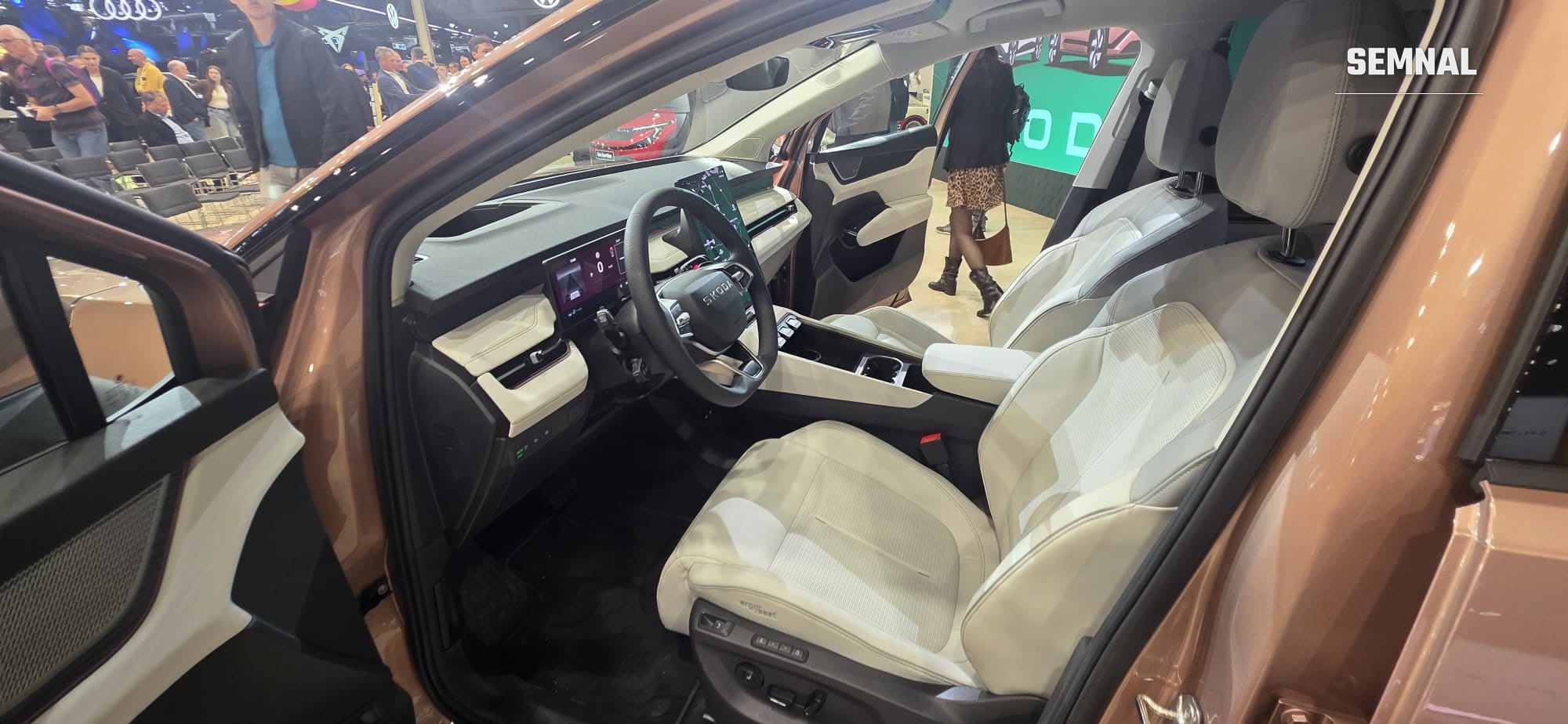 Locurile din față ale Škoda Peaq, cu scaunele ergoSeat