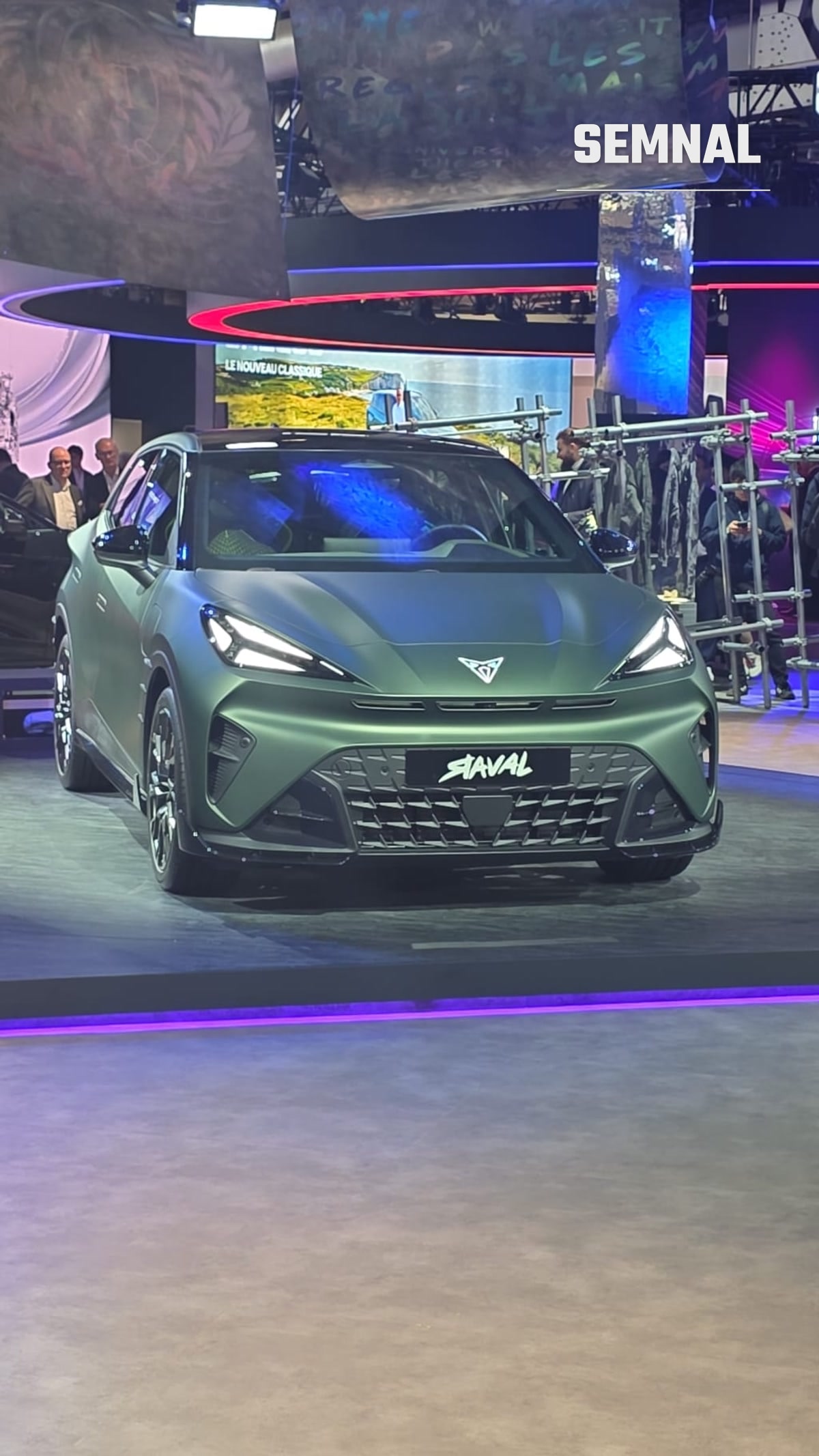Cupra Raval verde mat, pe standul Cupra. Fotografie transmisă de Vasile Trofim, prezent la Salonul Auto de la Paris 2026