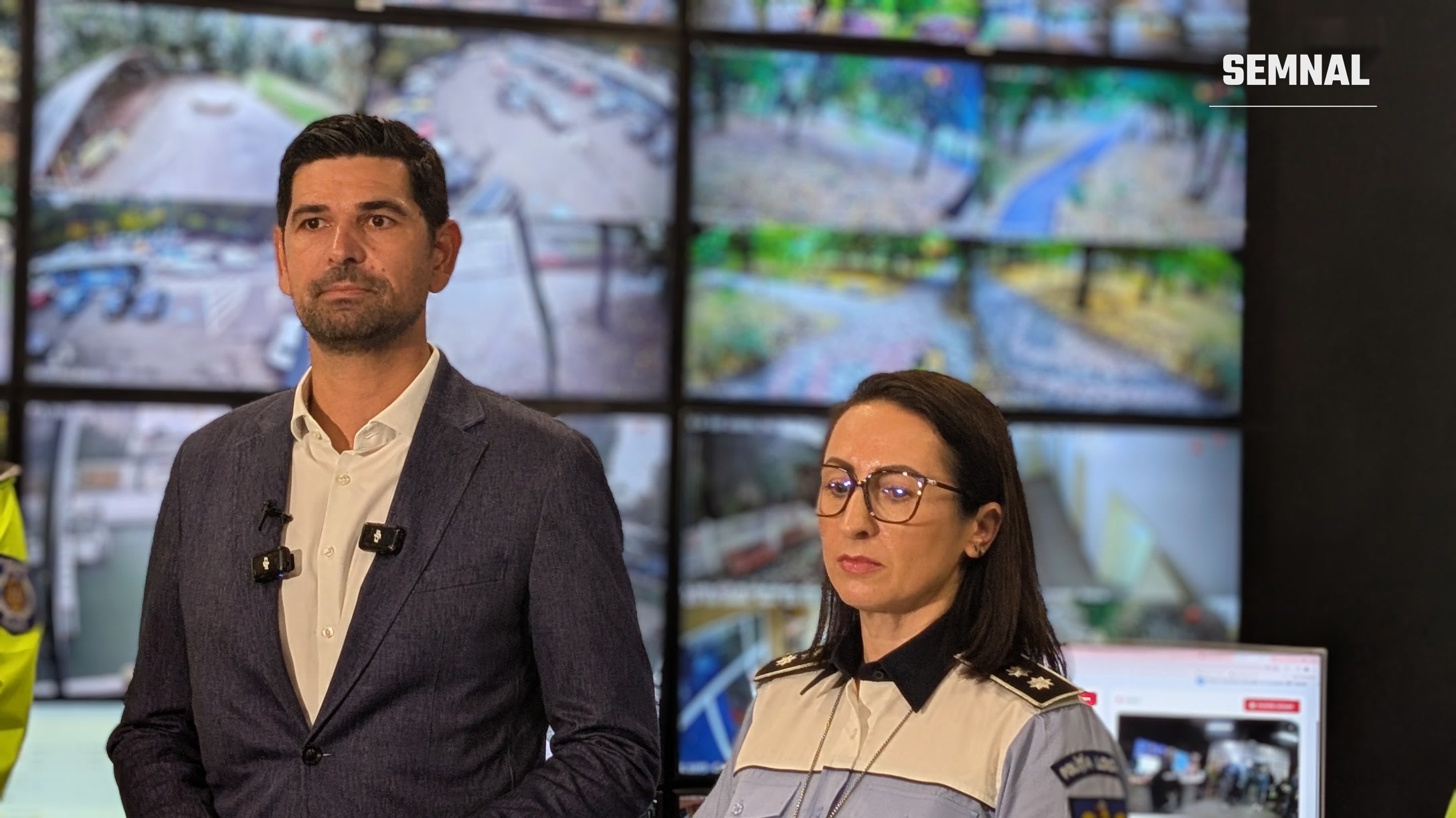 George Tuță și Mihaela Rădulescu în fața peretelui de monitoare. Fotografie realizată de Lucian Dinu