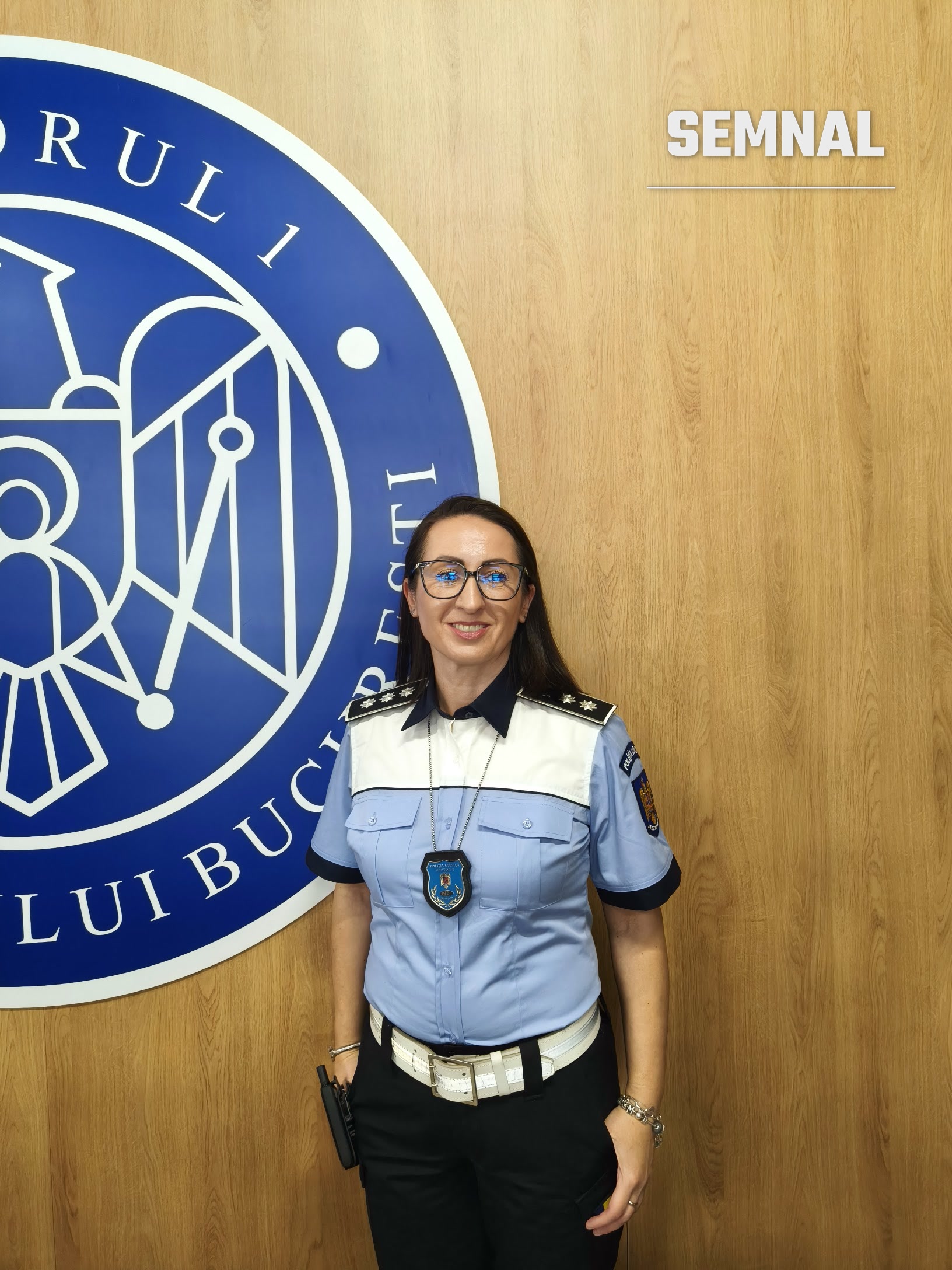 Mihaela Rădulescu lângă sigla Primăriei Sectorului 1. Fotografie realizată de Lucian Dinu
