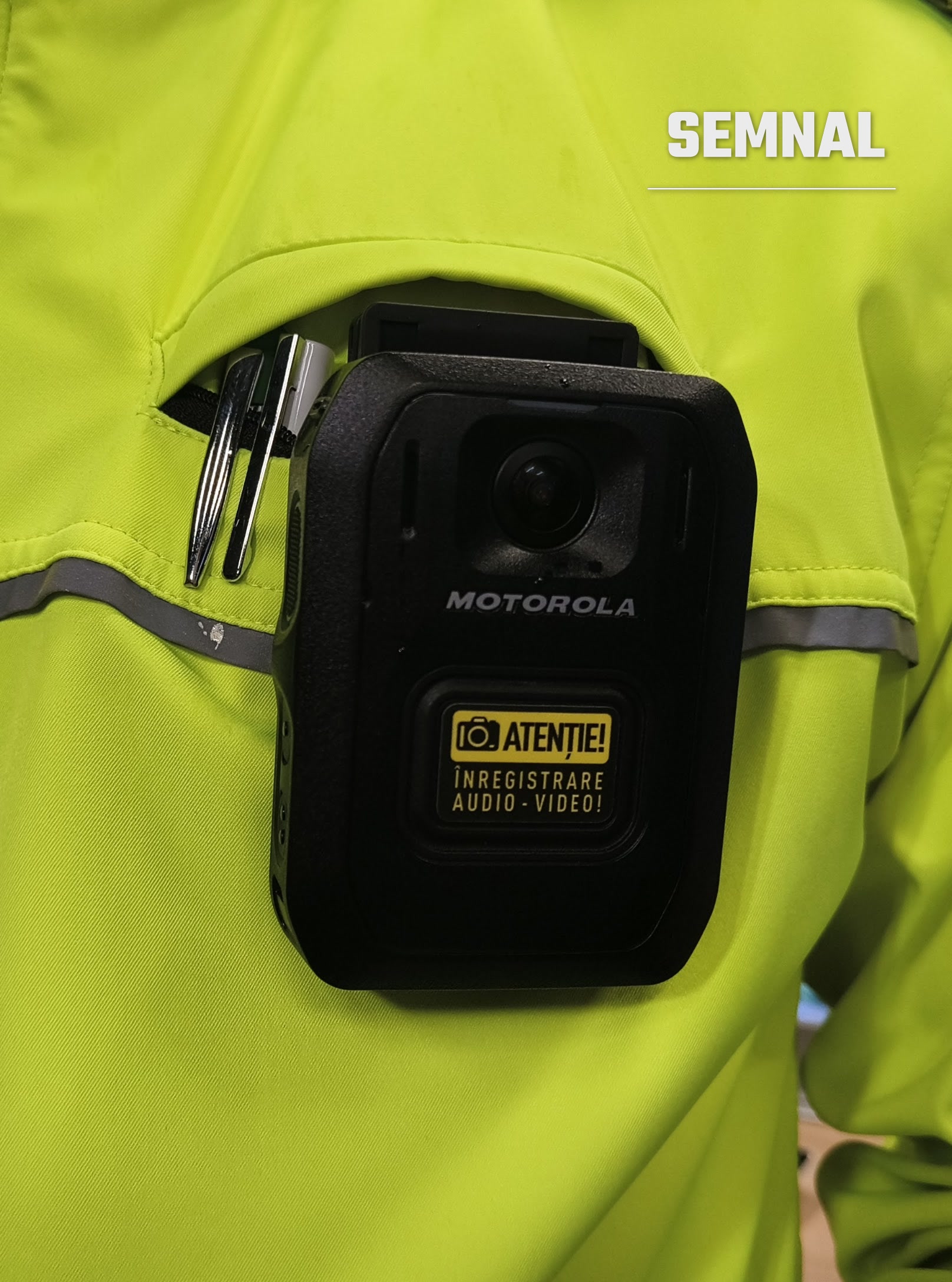 Cameră bodycam prinsă pe uniforma unui polițist local din Sectorul 1, cu marcajul „Atenție! Înregistrare audio-video”. Fotografie realizată de Lucian Dinu