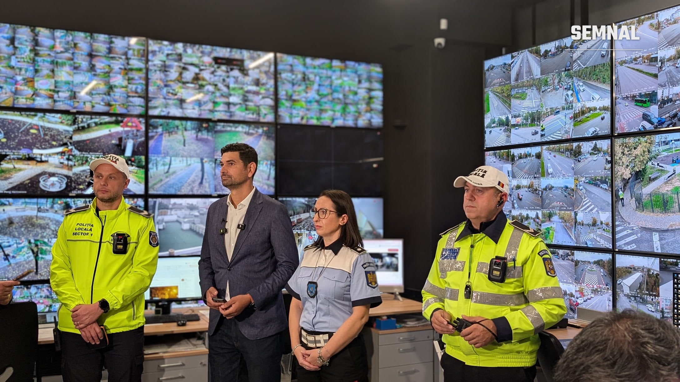 Primarul George Tuță, directorul general Mihaela Rădulescu și doi polițiști locali în dispeceratul Poliției Locale Sector 1. Fotografie realizată de Lucian Dinu
