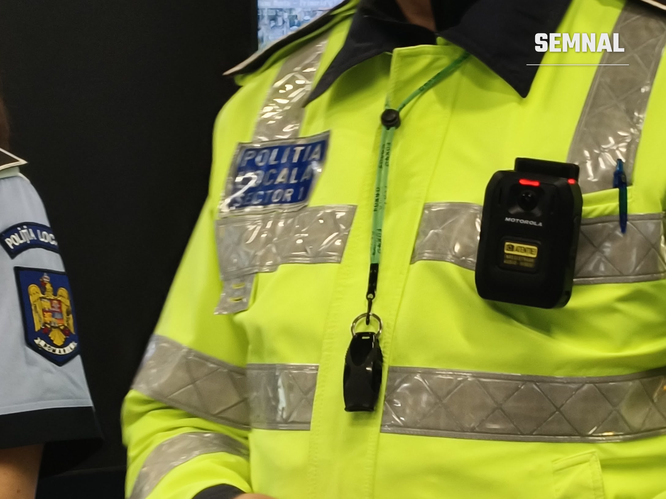 Polițist local din Sectorul 1 echipat cu bodycam. Fotografie realizată de Lucian Dinu