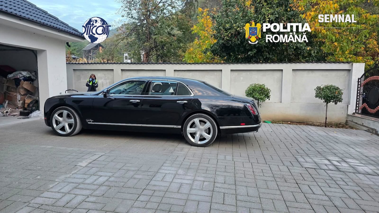 Autoturism de lux negru parcat în curtea unei locuințe, la una dintre percheziții (Foto: Poliția Română)