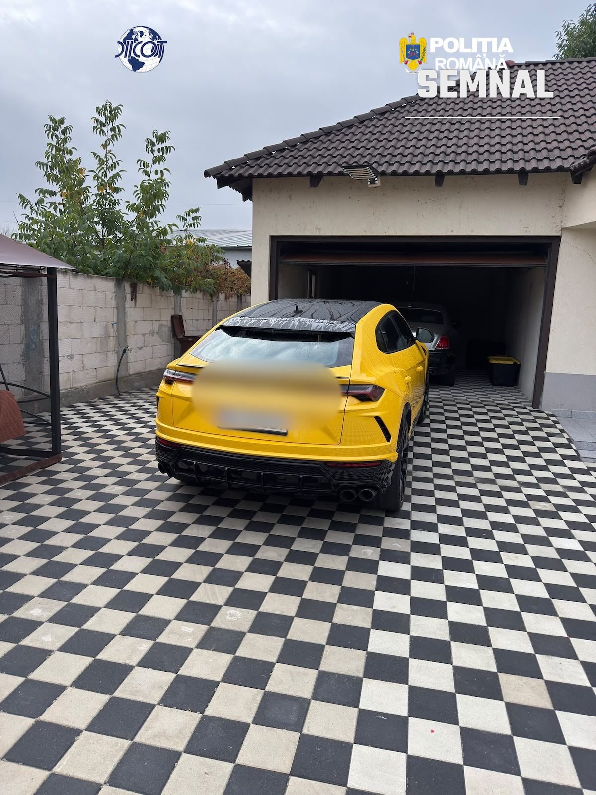 Autoturism de teren galben în curtea unei locuințe. Foto: Poliția Română