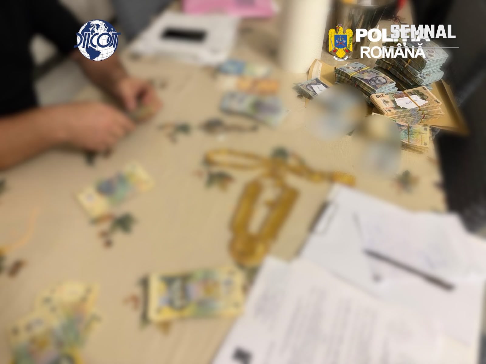 Bijuterii din aur și bani, inventariate de anchetatori. Foto: Poliția Română