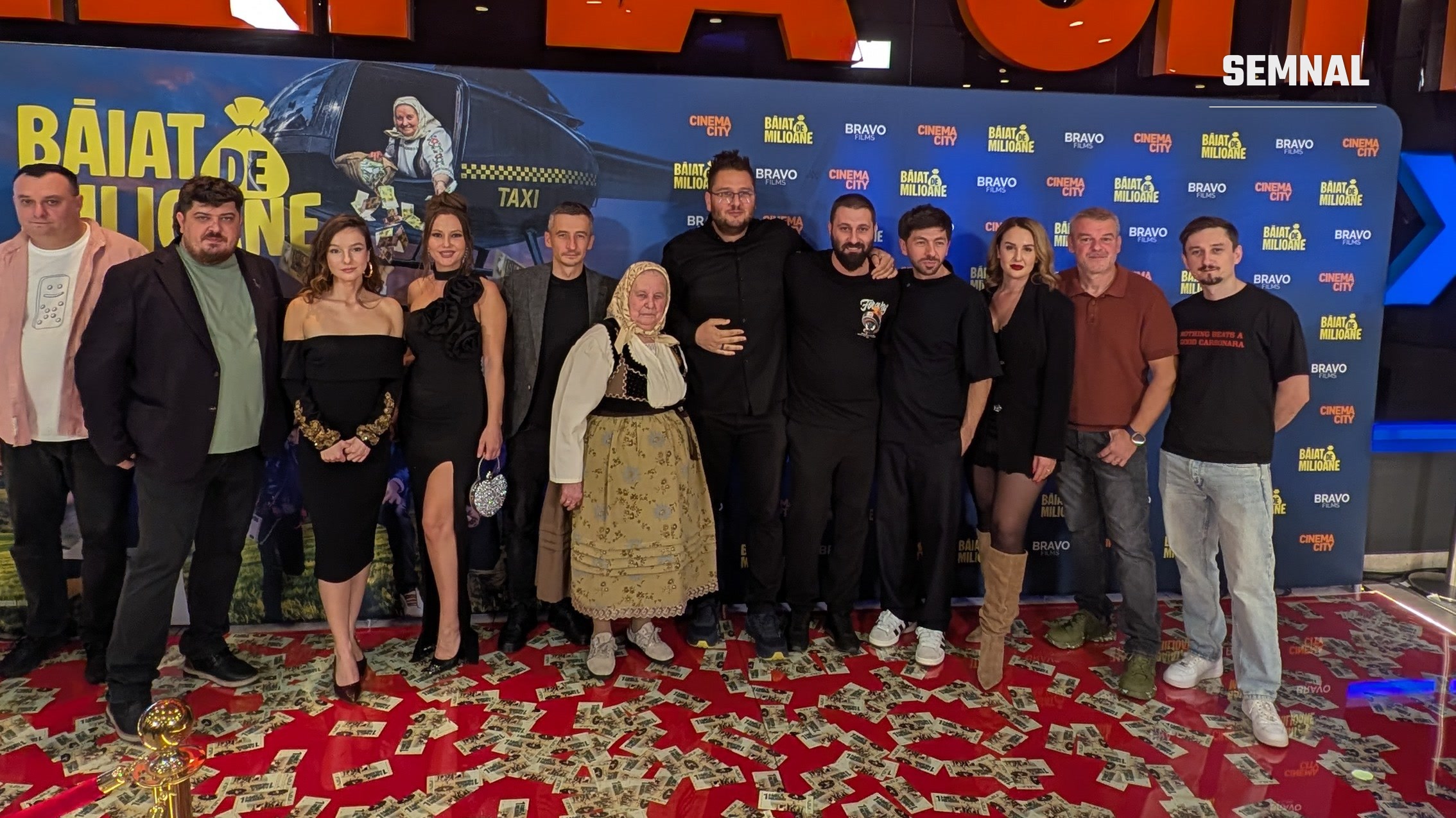 Lucian Dinu alături de Mircea Bravo, Bunica din Chinteni și echipa de actori a filmului „Băiat de milioane”, la Cinema City AFI Cotroceni. Fotografie realizată de Alina Petrea
