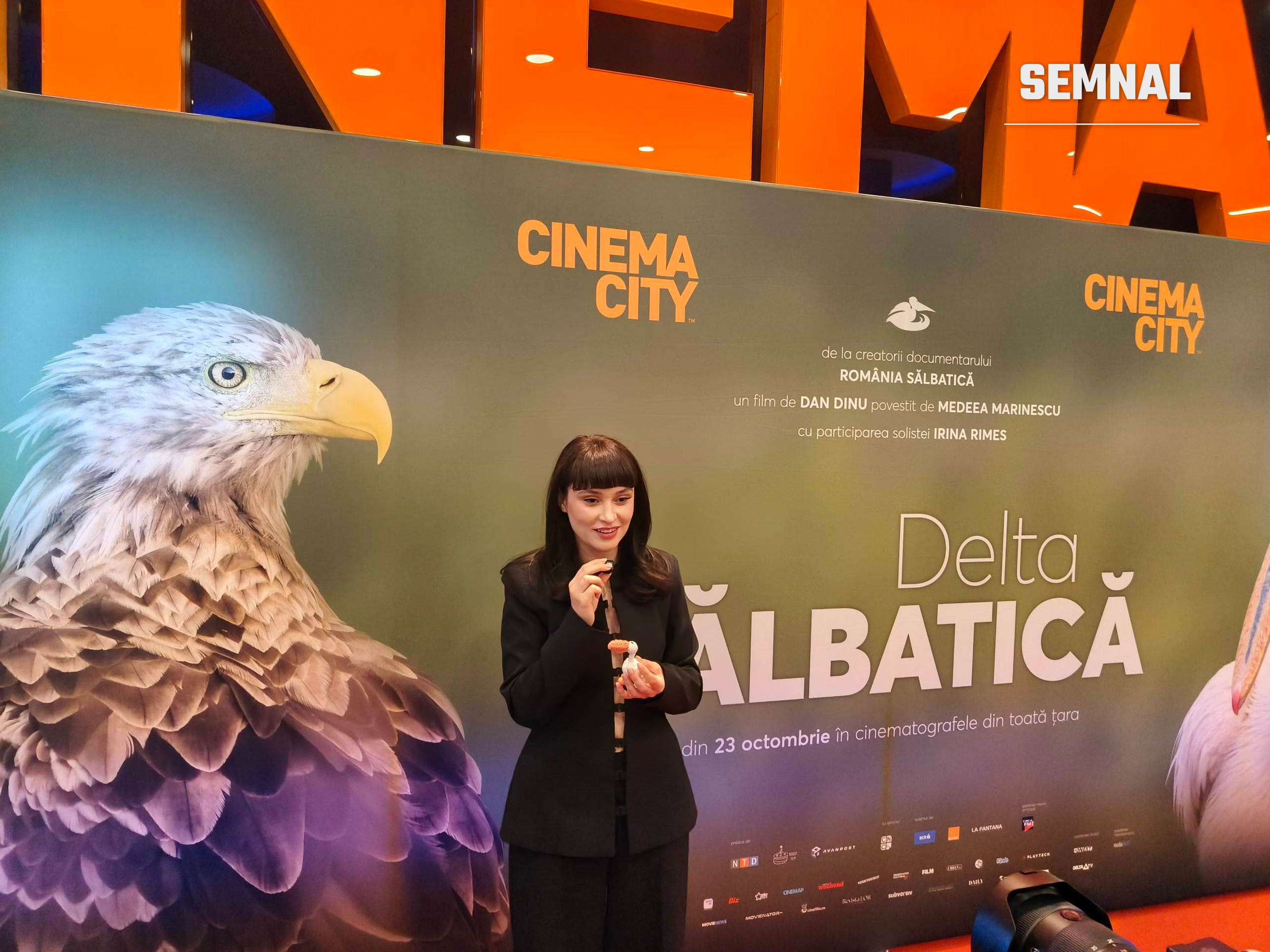 Irina Rimes în fața panoului de presă al documentarului „Delta Sălbatică”, la Cinema City