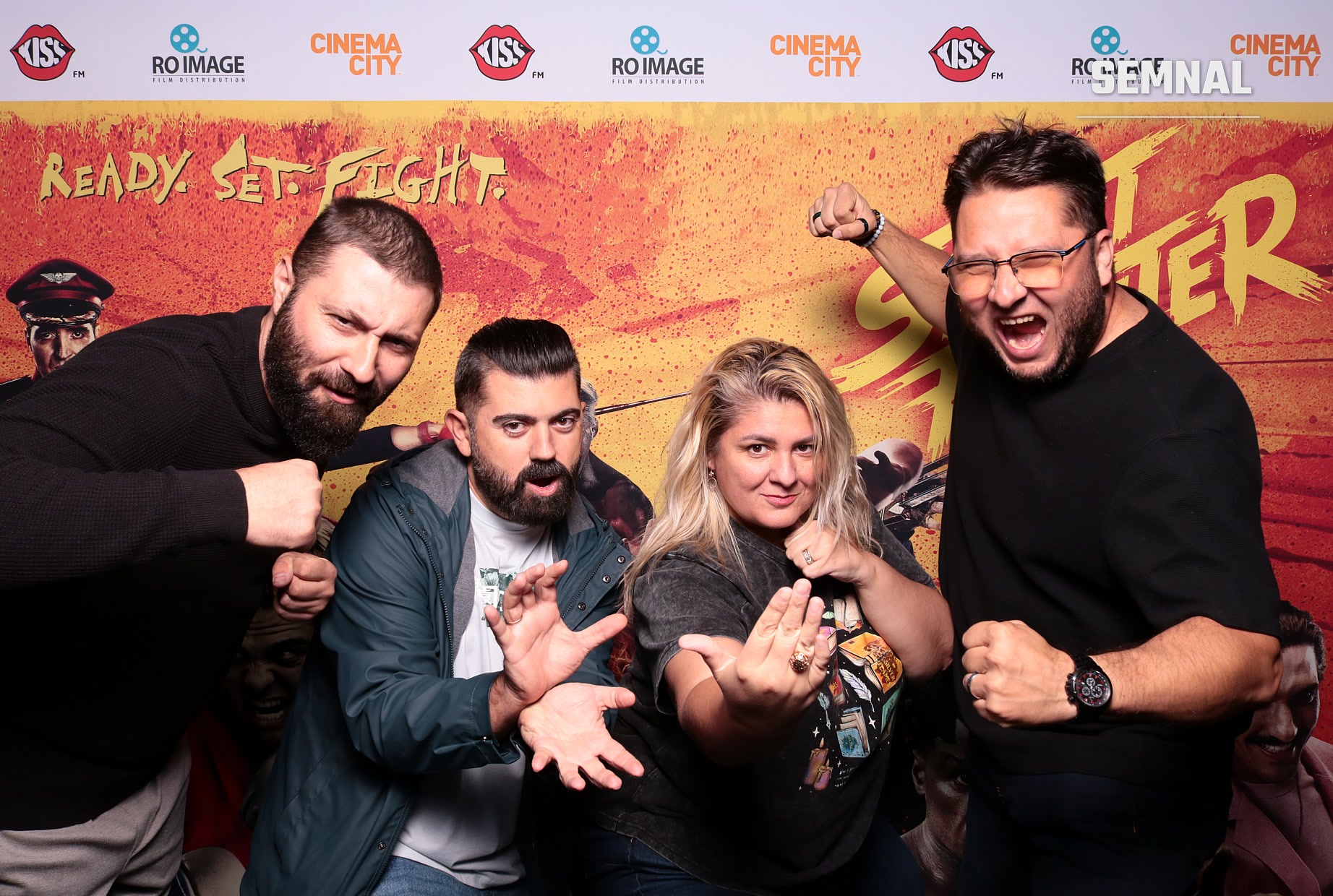 De la stânga la dreapta: Petrică Vizitiu, Mugur Petrea, Alina Petrea și Lucian Dinu, în poziții de luptă la avanpremiera filmului Street Fighter, la Cinema City Mega Mall. Fotografie realizată de Lucian Dinu