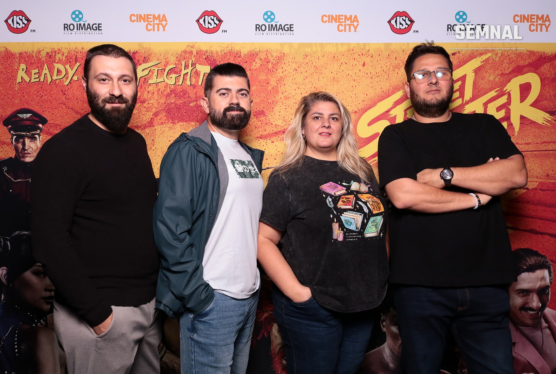 De la stânga la dreapta: Petrică Vizitiu, Mugur Petrea, Alina Petrea și Lucian Dinu la avanpremiera filmului Street Fighter, la Cinema City Mega Mall. Fotografie realizată de Lucian Dinu