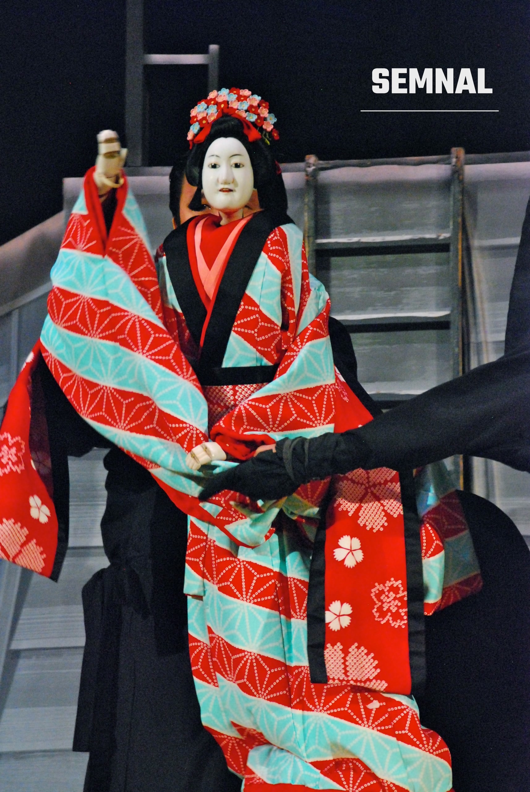 O păpușă de bunraku, condusă de trei păpușari. Foto Gunther Hagleitner, CC BY 2.0, Wikimedia Commons