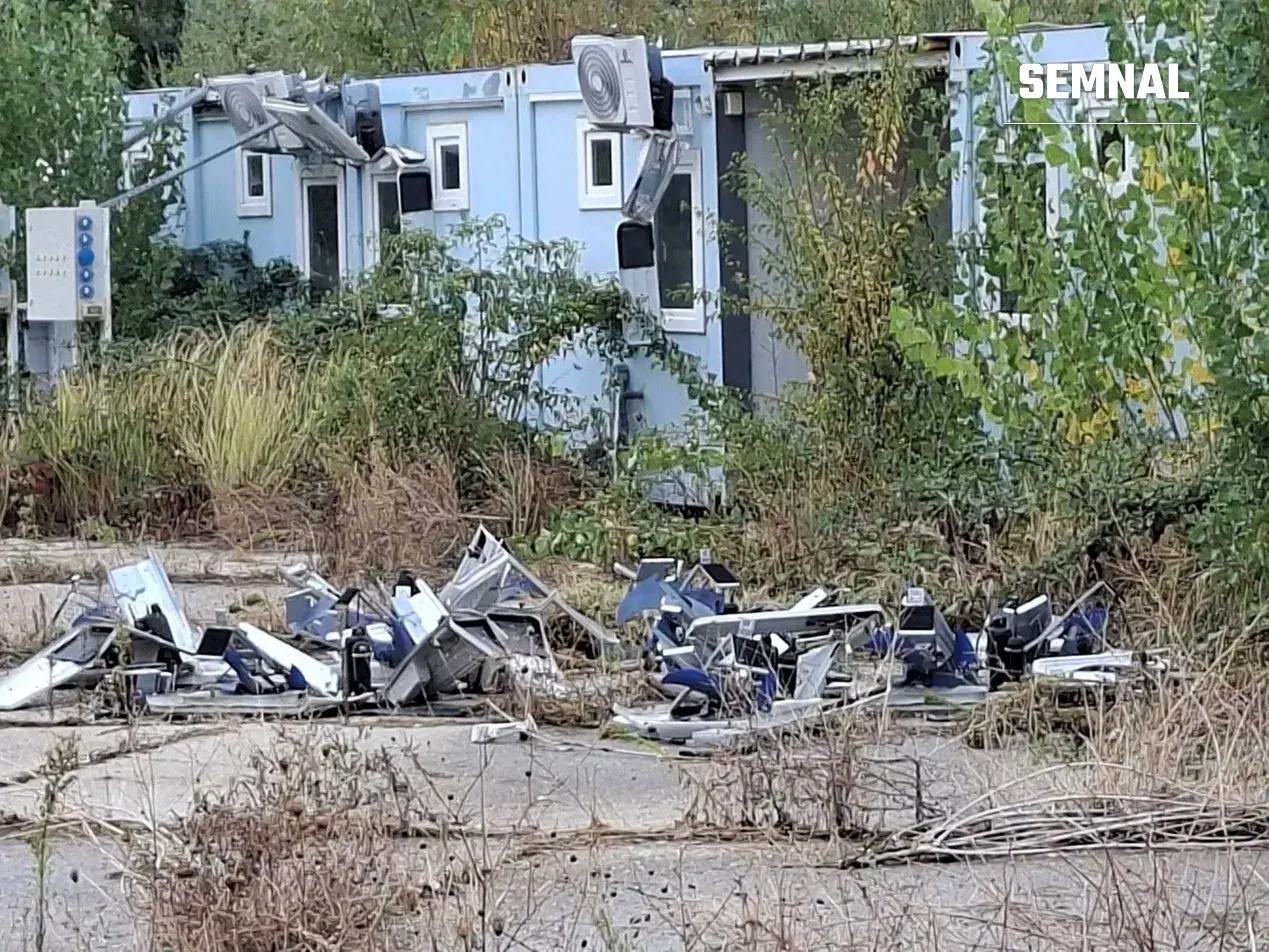 Piese de aparate de aer condiționat dezmembrate, abandonate pe platforma din fața containerelor