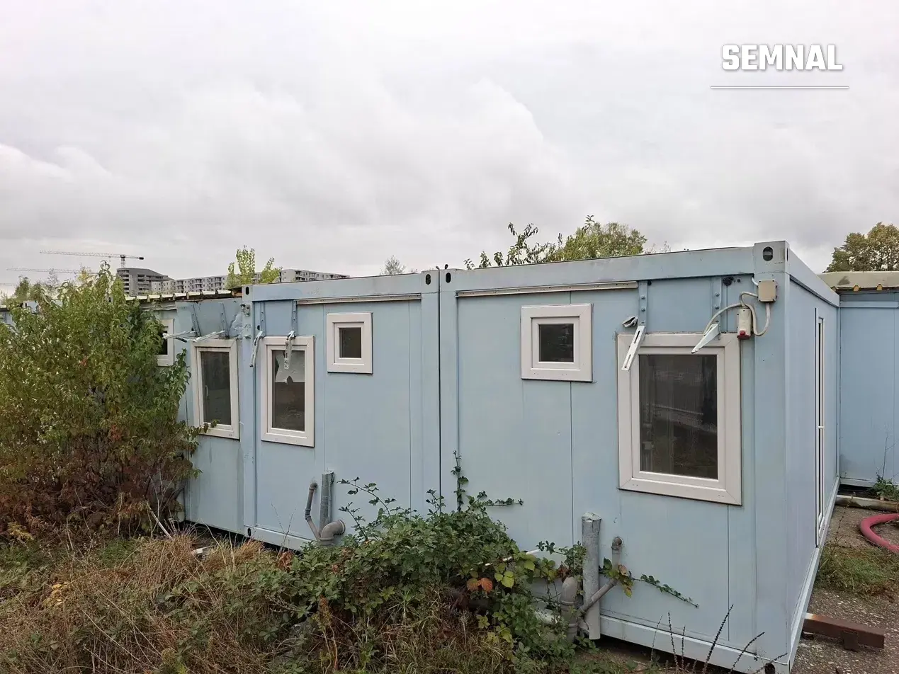 Containere ale spitalului modular, cu suporturile aparatelor de aer condiționat rămase goale