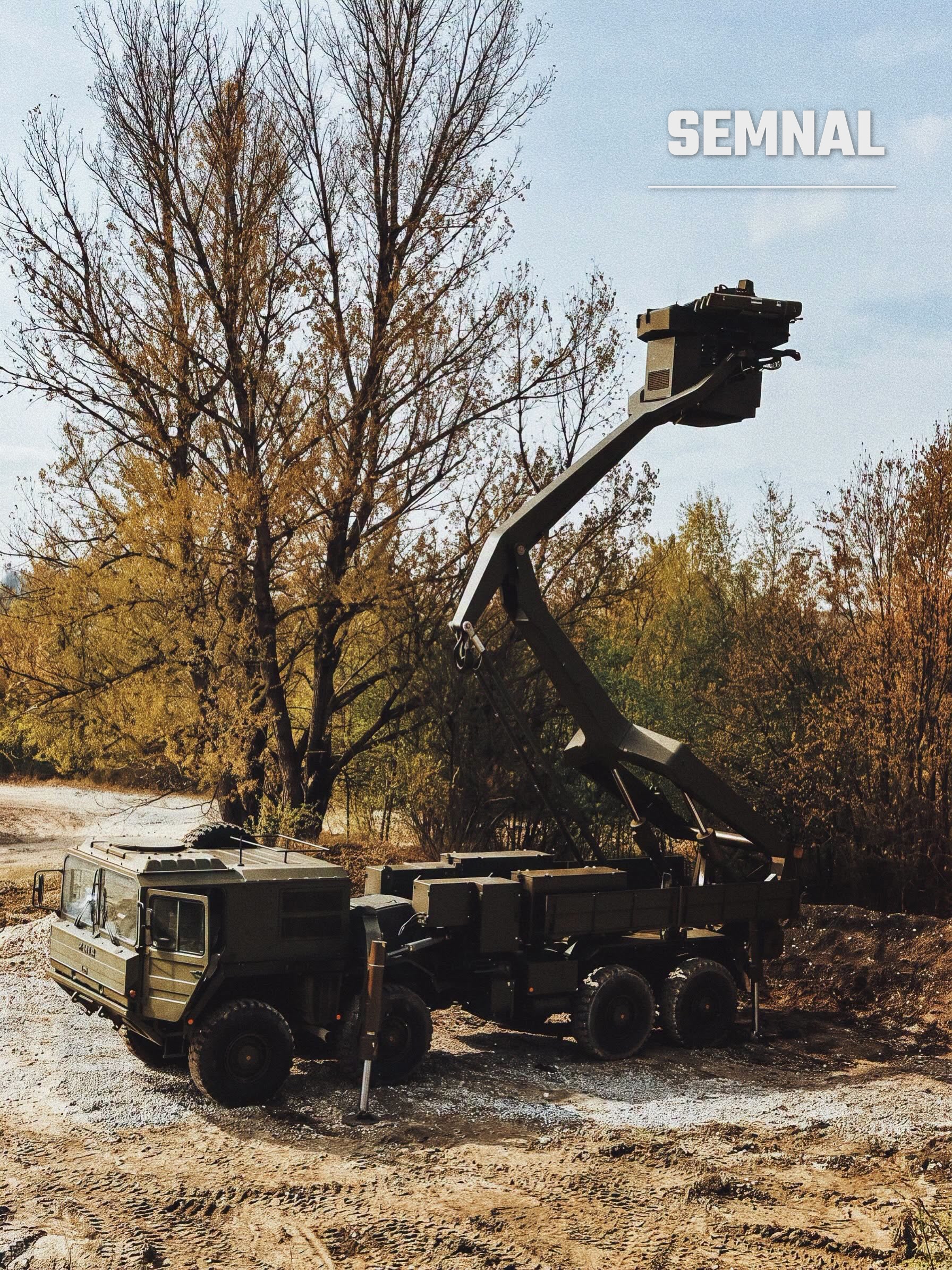 Prototipul EPLA pe camion MAN 8x8, cu brațul ridicat