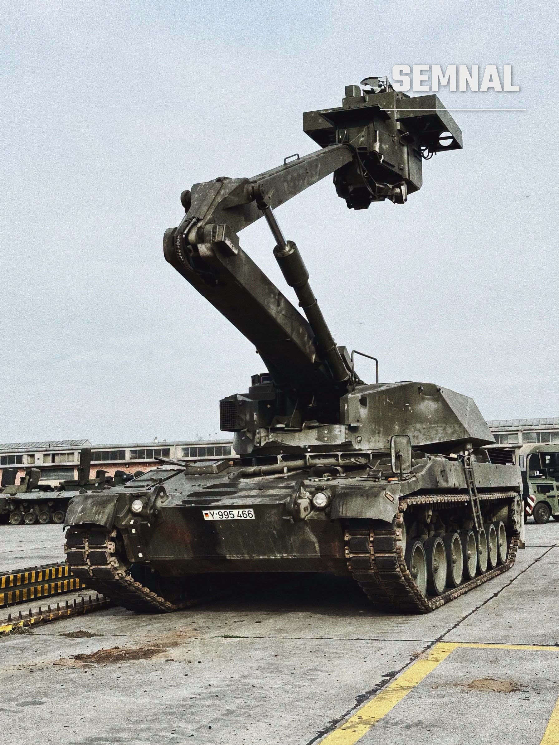 Vehicul cu braț articulat, păstrat într-o bază militară