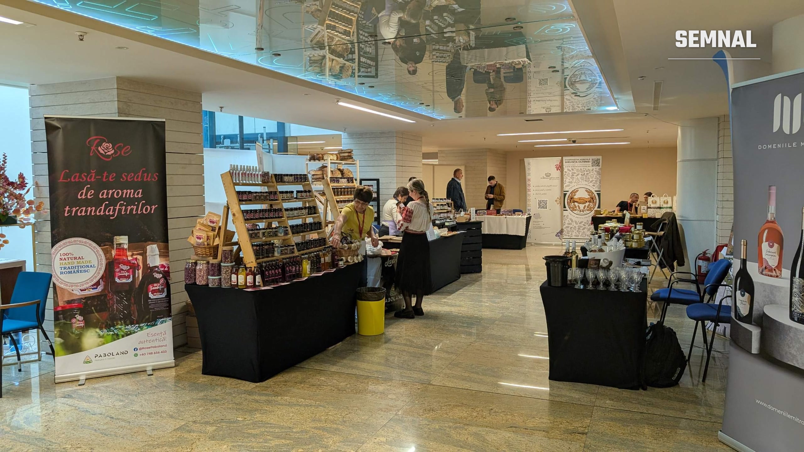 Standuri cu dulcețuri, condimente și făinuri la Artisan Food Market. Fotografie realizată de Lucian Dinu