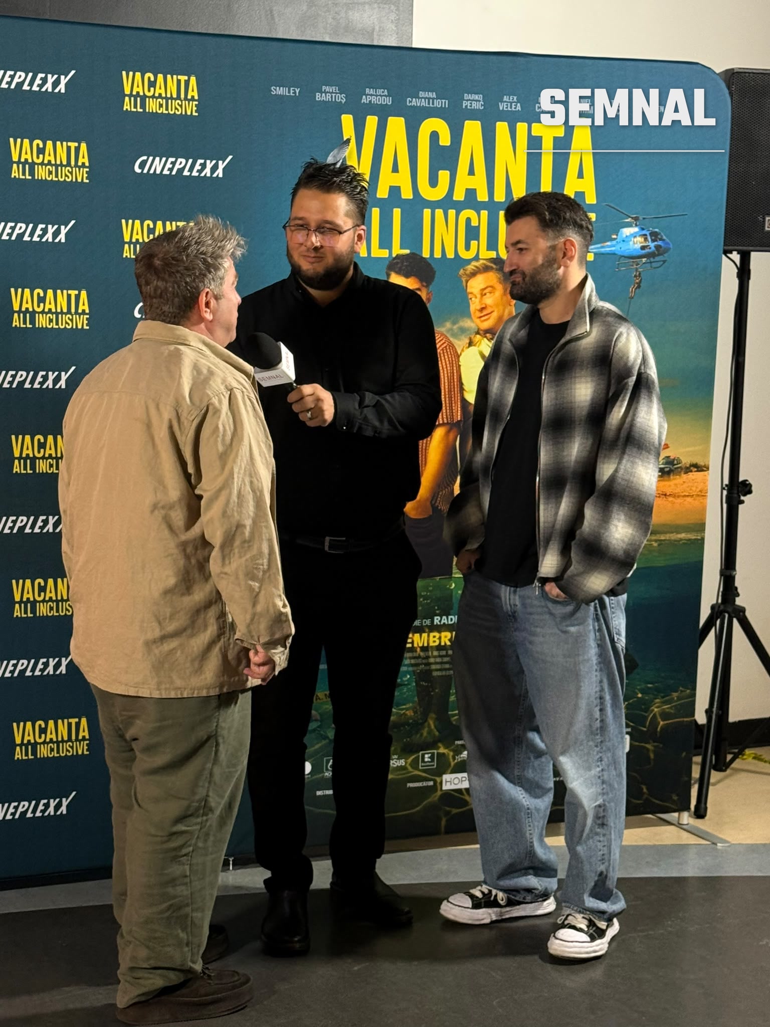 Pavel Bartoș și Smiley, în timpul interviului exclusiv acordat reporterului Semnal Lucian Dinu, înainte de vizionare. Fotografie realizată de Alina Petrea
