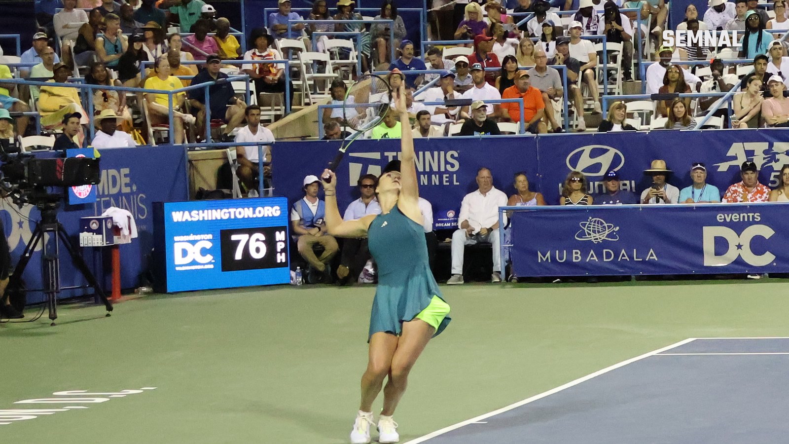 Elina Svitolina aruncă mingea în aer pentru serviciu, în timpul unui meci de noapte la turneul DC Open din Washington, în 2023