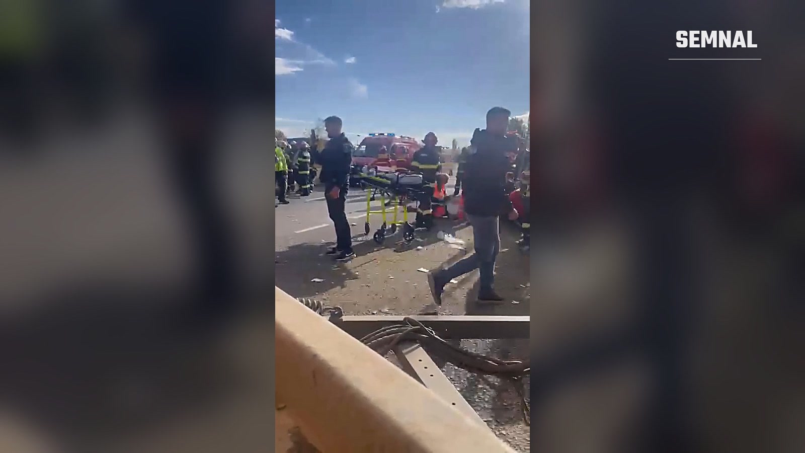 Salvatori și polițiști la locul accidentului de pe DN 7