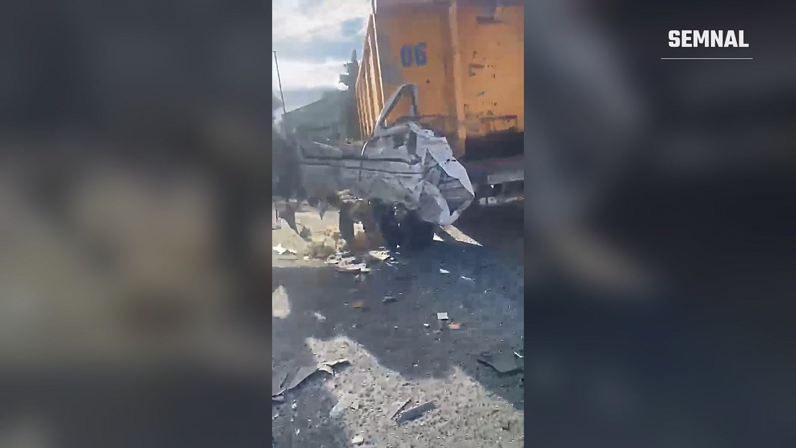 Partea din față a microbuzului, distrusă în impactul cu autobasculanta, pe DN 7, la Buftea
