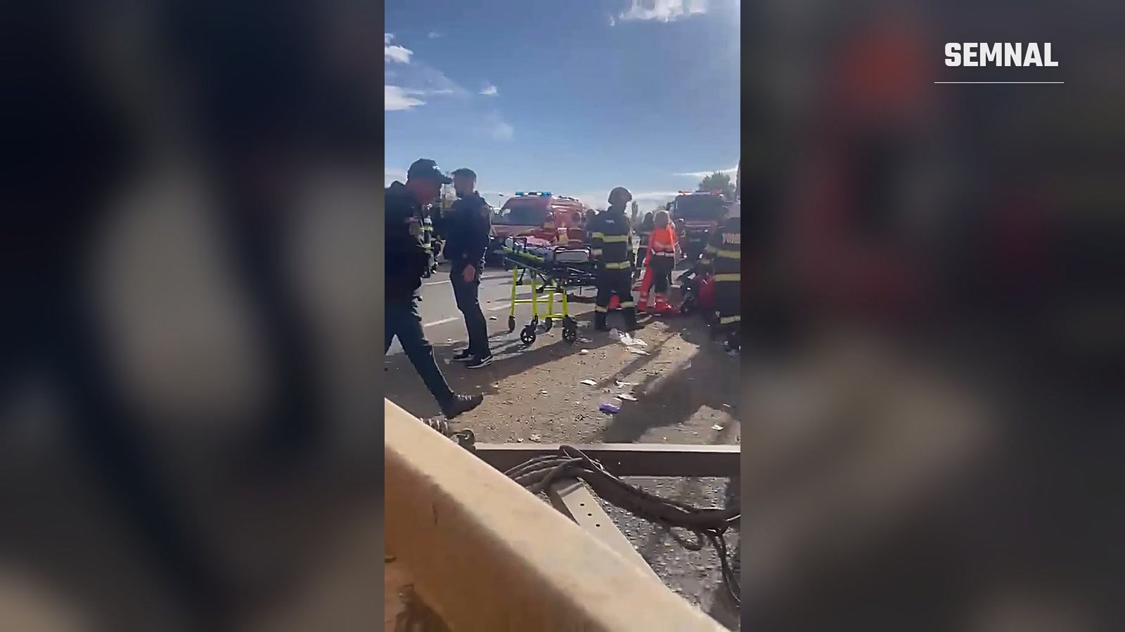 Echipaje medicale pregătesc targa pentru preluarea victimelor