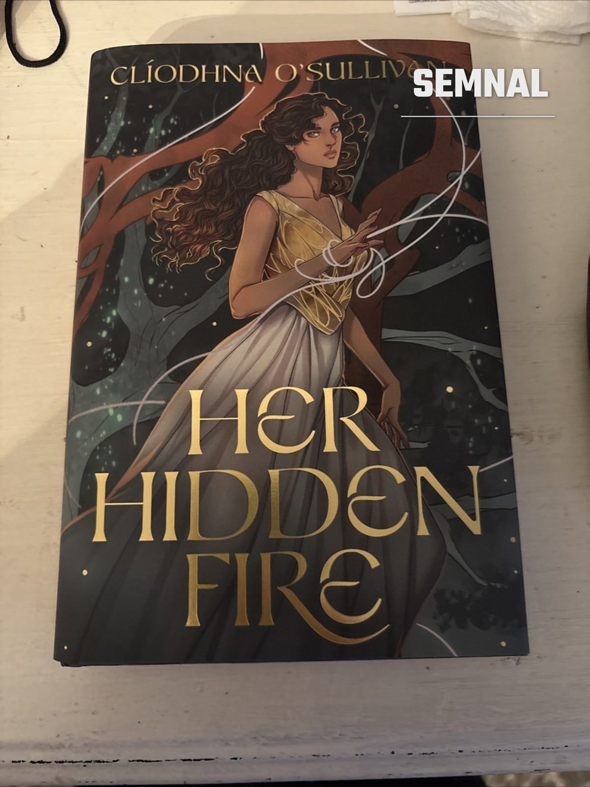 Ediția Fairyloot a romanului „Her Hidden Fire” de Clíodhna O’Sullivan