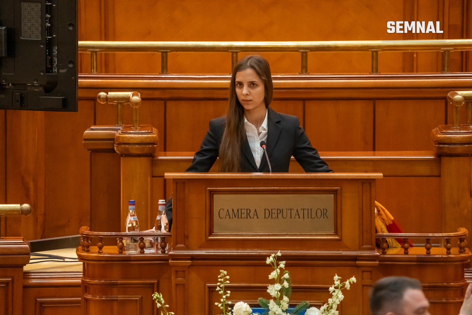 Deputata AUR Ariadna Cîrligeanu vorbește la tribuna din sala de plen a Camerei Deputaților