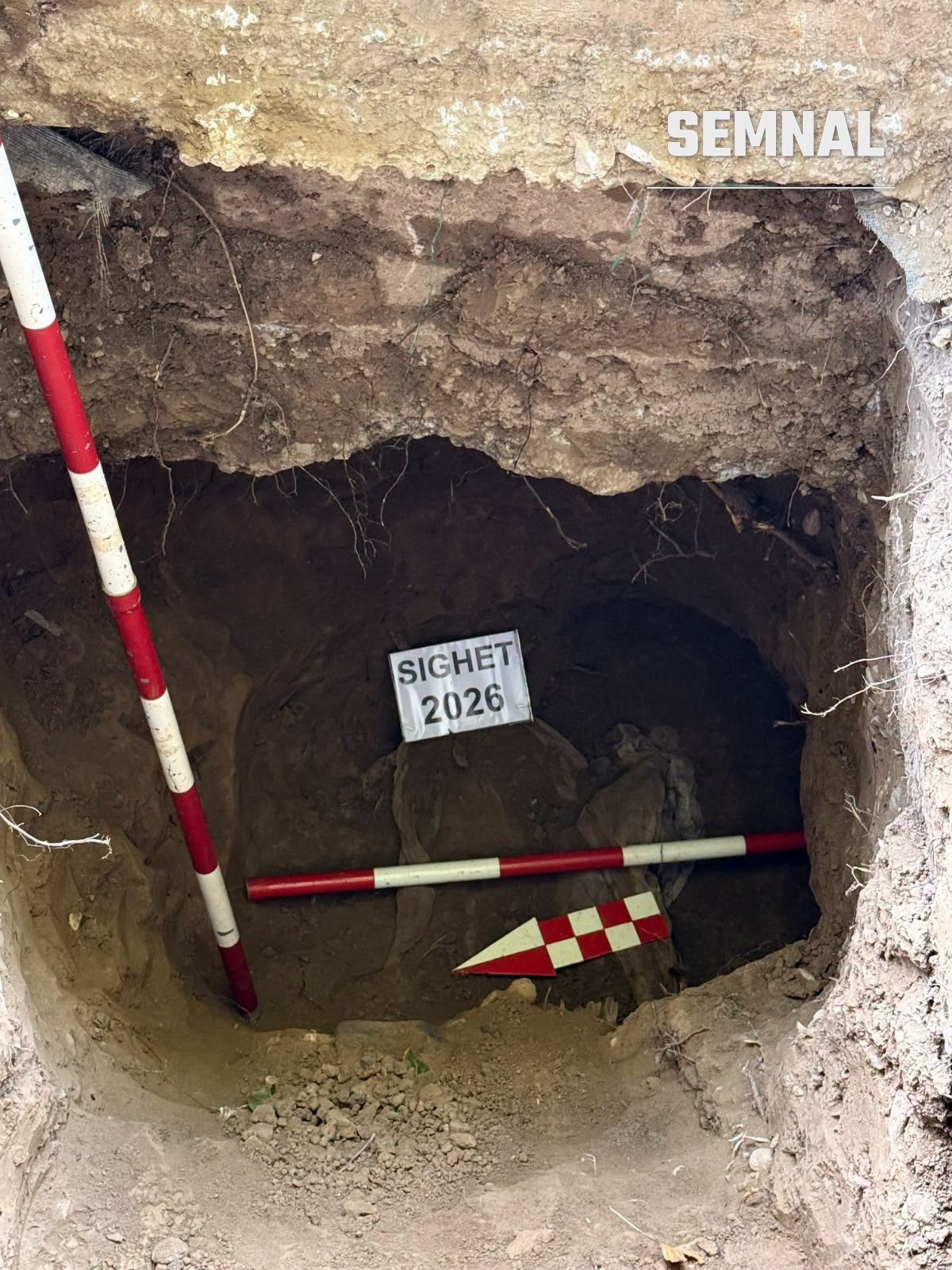 Groapa deschisă de echipa de arheologi la Sighetu Marmației, marcată cu jaloane și indicativul „Sighet 2026”