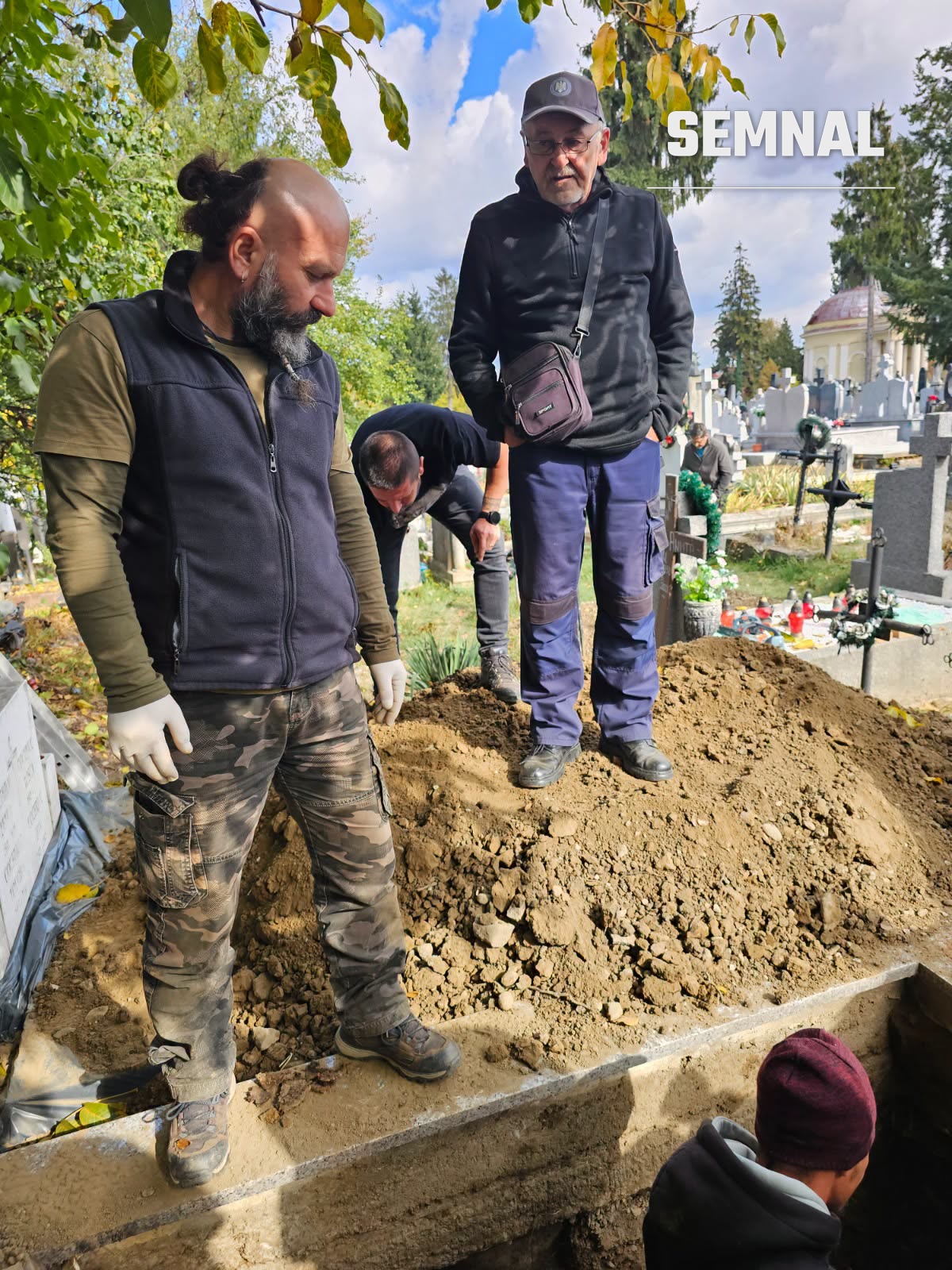 Preoți, arheologi și reprezentanți ai comunității, la locul săpăturilor din Sighetu Marmației