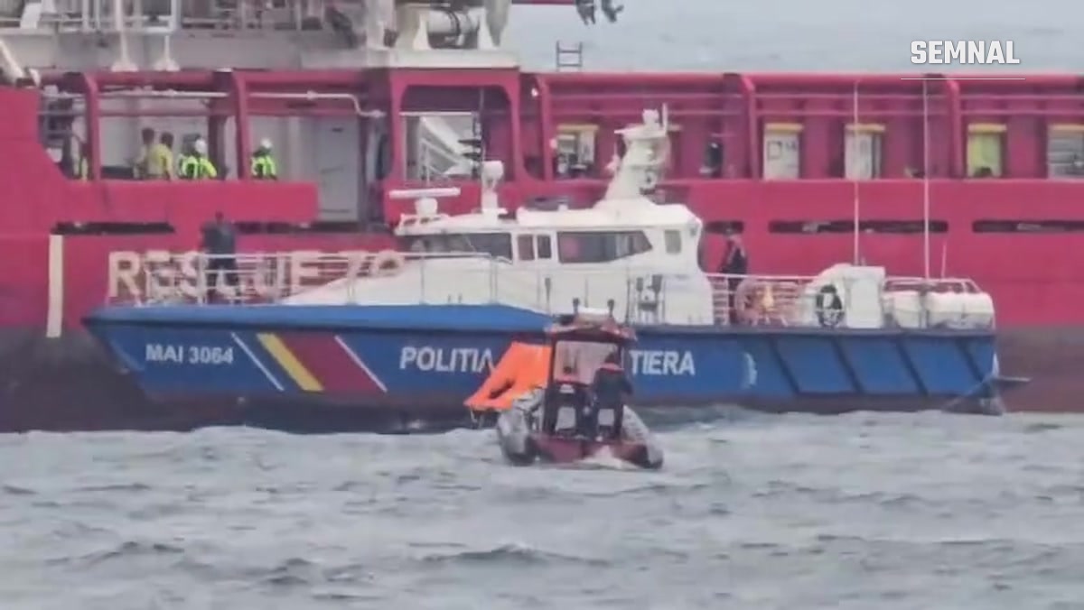 Barca semirigidă transportă membri ai echipajului navei Khoryv spre nava Poliției de Frontieră MAI 3064 (captură din filmarea MAI)