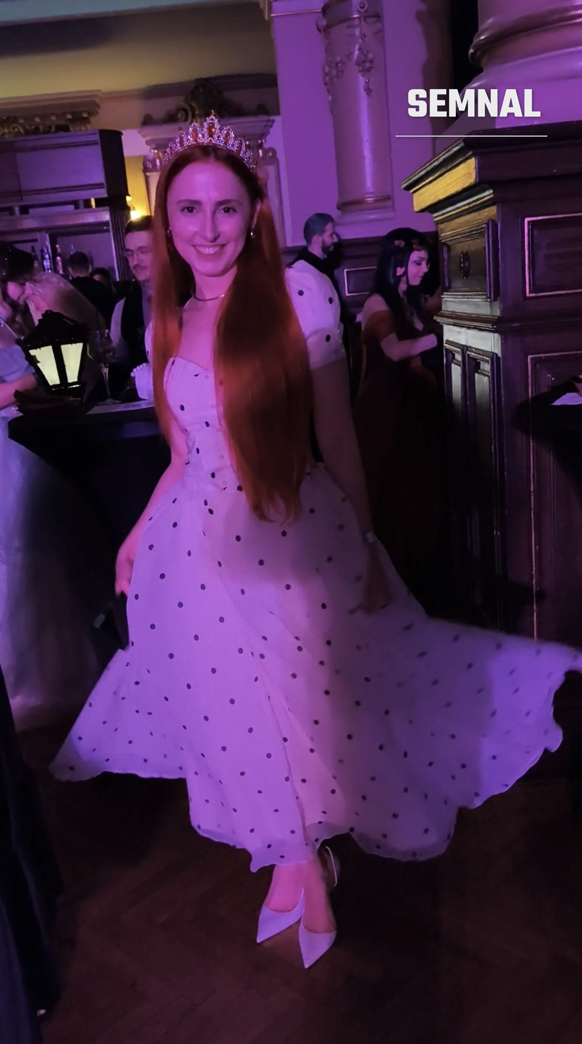Autoarea Elizabeth Sagan, cu tiară și rochie albă cu buline, la The Night Court Ball. Fotografie realizată de Alina Petrea