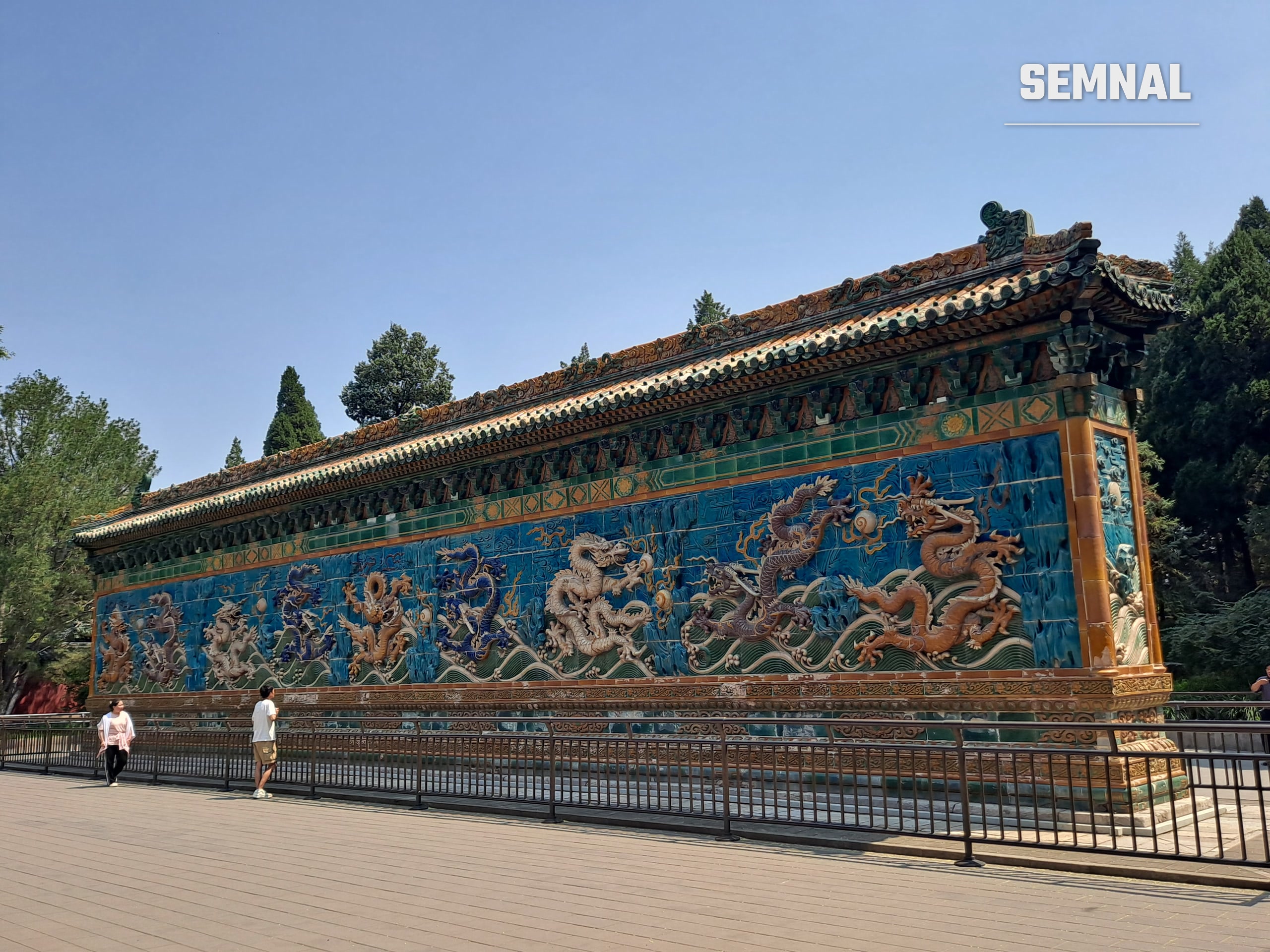 Zidul celor Nouă Dragoni din Parcul Beihai, Beijing (Foto: EditQ / Wikimedia Commons, CC BY-SA 4.0)