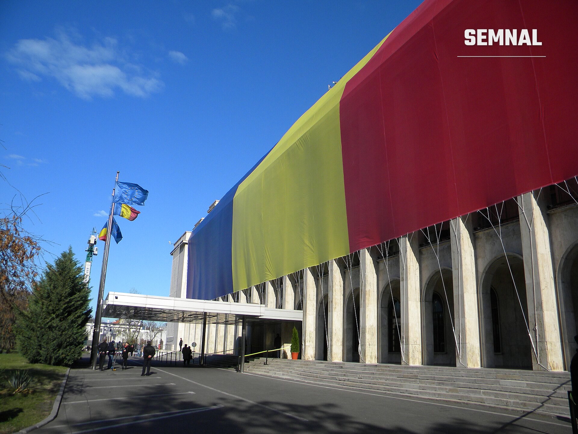 Fațada Palatului Victoria, sediul Guvernului României, acoperită de un drapel tricolor uriaș