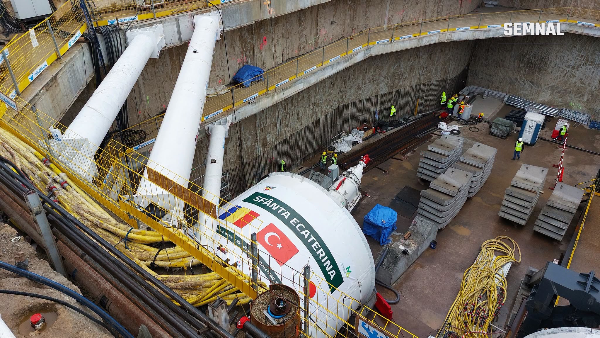 Șantierul stației Bruxelles, cu inelele prefabricate de tunel stivuite lângă scut