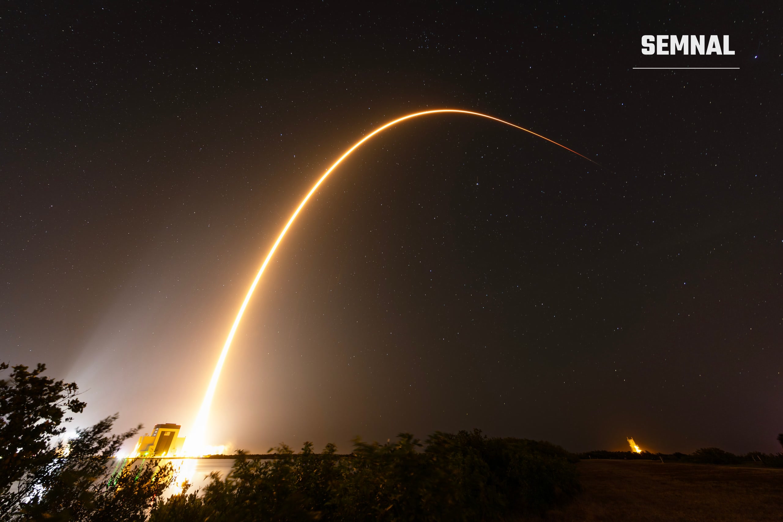 Traiectoria luminoasă a unei rachete Falcon 9, care duce sateliți Starlink pe orbită, pe cerul nopții, deasupra bazei Cape Canaveral, Florida. Fotografie de arhivă din 2025. (Foto: Robert Mason / U.S. Space Force, domeniu public)