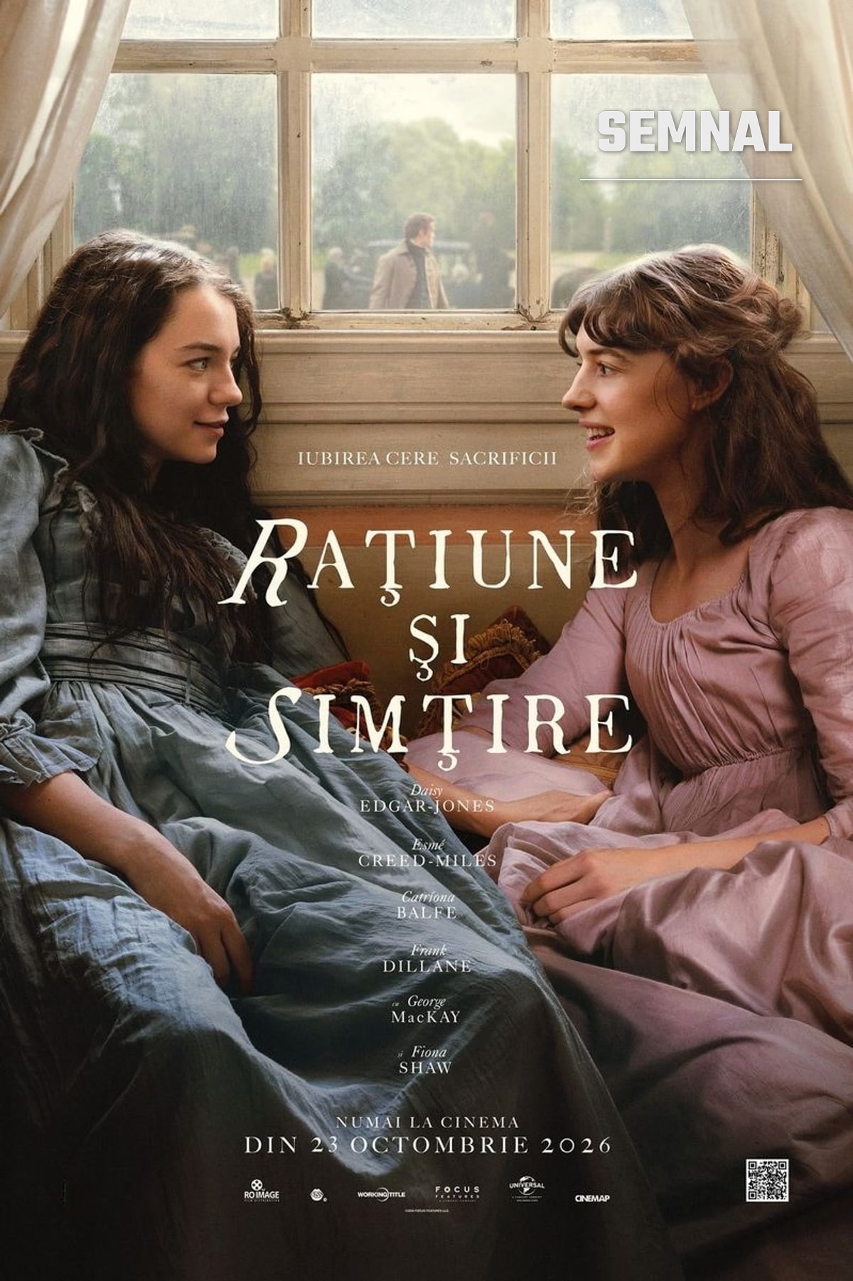 Afișul filmului „Rațiune și simțire”, cu două tinere în rochii de epocă, așezate față în față lângă o fereastră. Sursa: Cineplexx