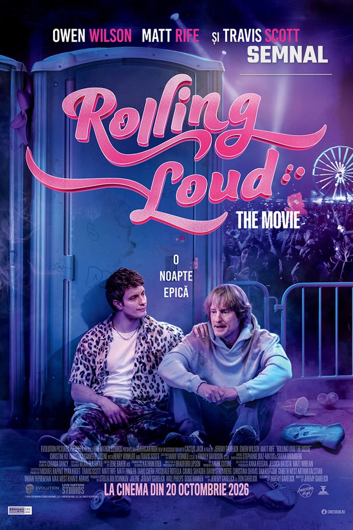 Afișul filmului „Rolling Loud”, cu doi bărbați așezați pe jos, lângă o toaletă ecologică, și un festival în fundal. Sursa: Cineplexx