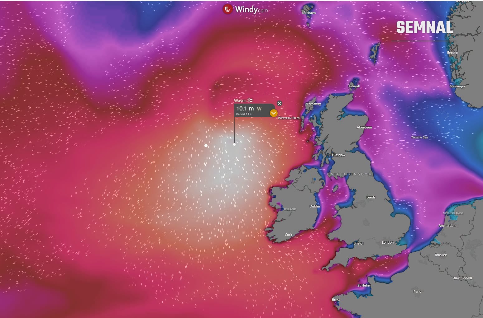 Harta valurilor la vest de Insulele Britanice: modelul indica valuri de peste 10 metri în centrul furtunii. Captură Windy.com