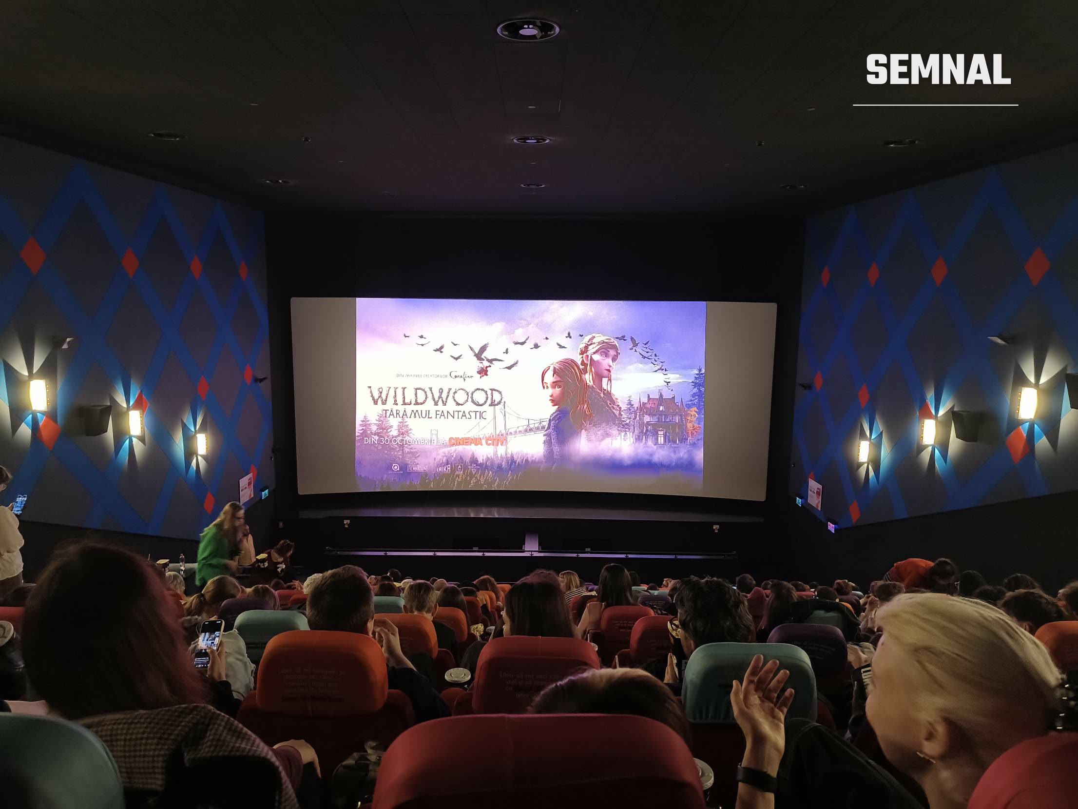 Spectatori în sala Cinema City AFI Cotroceni înainte de avanpremiera filmului Wildwood: Tărâmul fantastic. Fotografie realizată de Alina Petrea