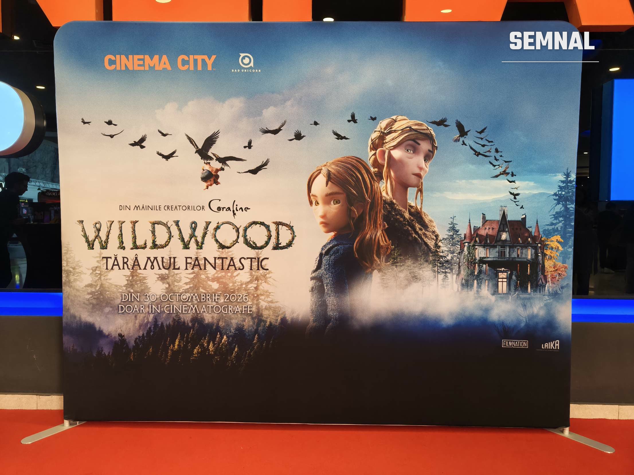 Panou de prezentare al filmului Wildwood: Tărâmul fantastic, cu Prue și Alexandra, la intrarea în Cinema City AFI Cotroceni. Fotografie realizată de Alina Petrea