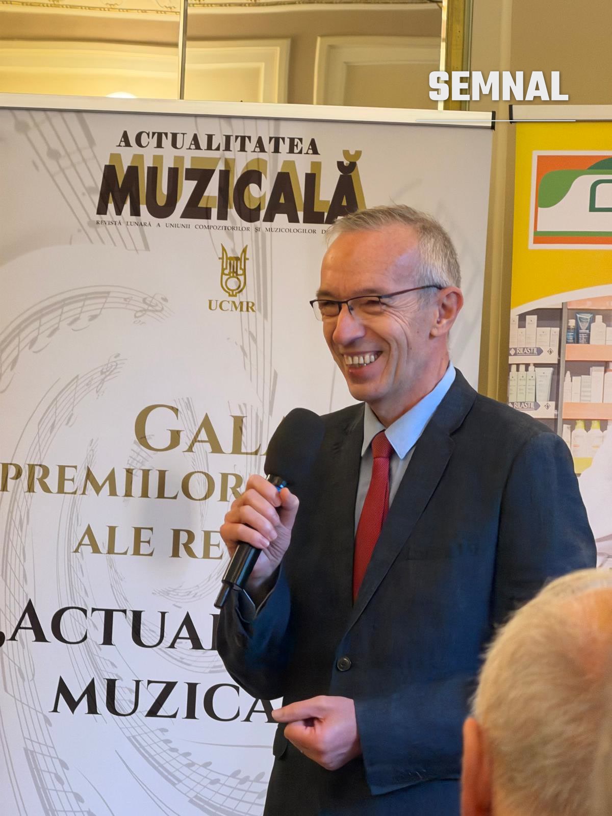 Mihai Cosma, redactor-șef al revistei Actualitatea muzicală, vorbind cu microfonul în mână la Gala Premiilor de la Ateneul Român