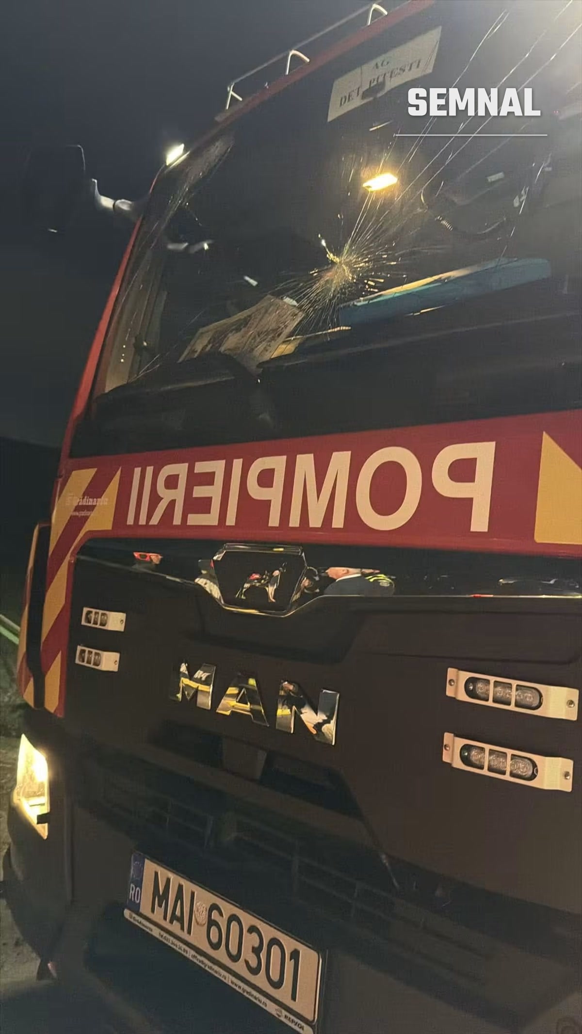 Parbrizul autospecialei de stingere a ISU Argeș, spart în timpul intervenției de la Ștefănești