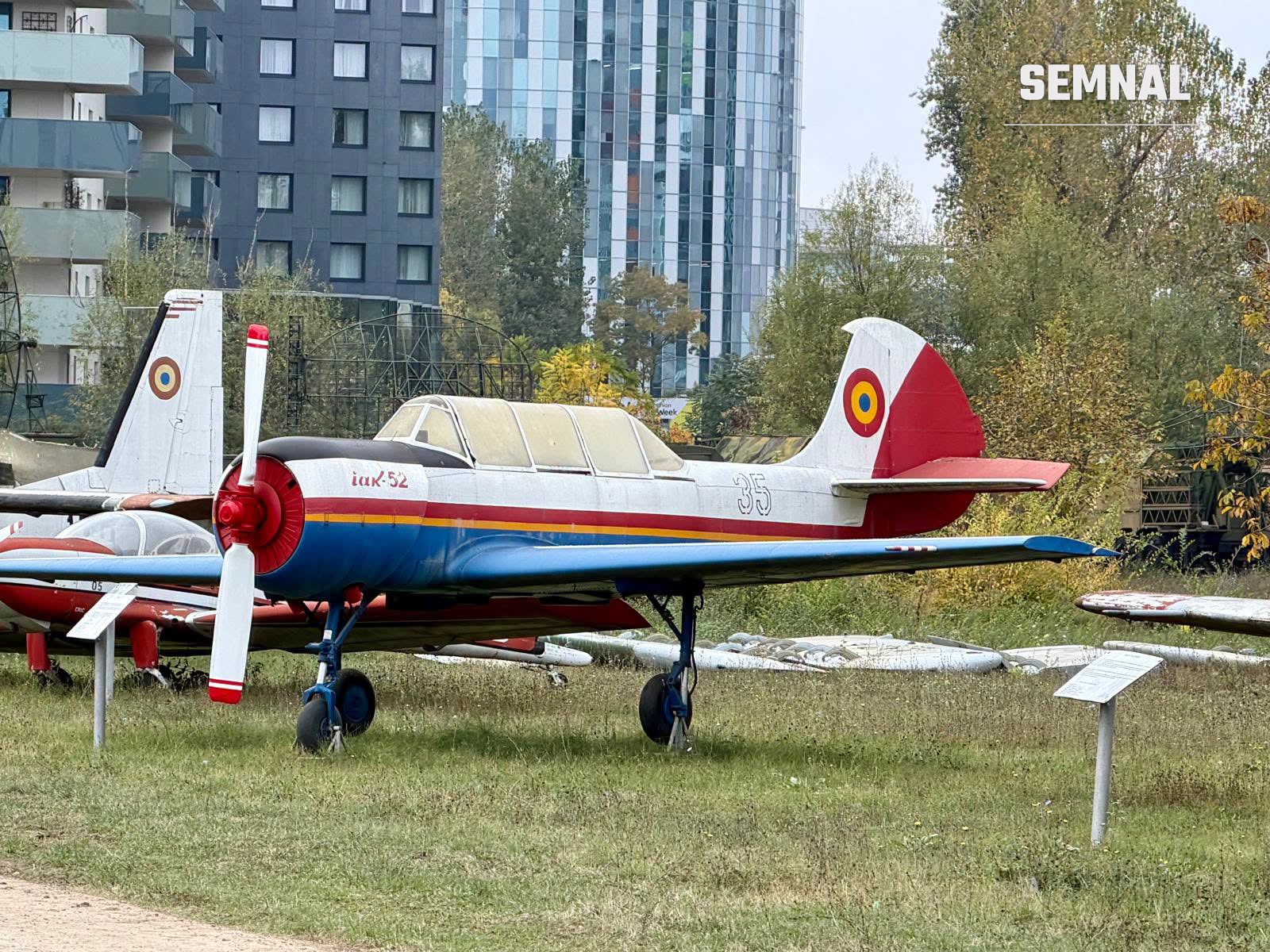 Avion de antrenament Iak-52 cu numărul 35