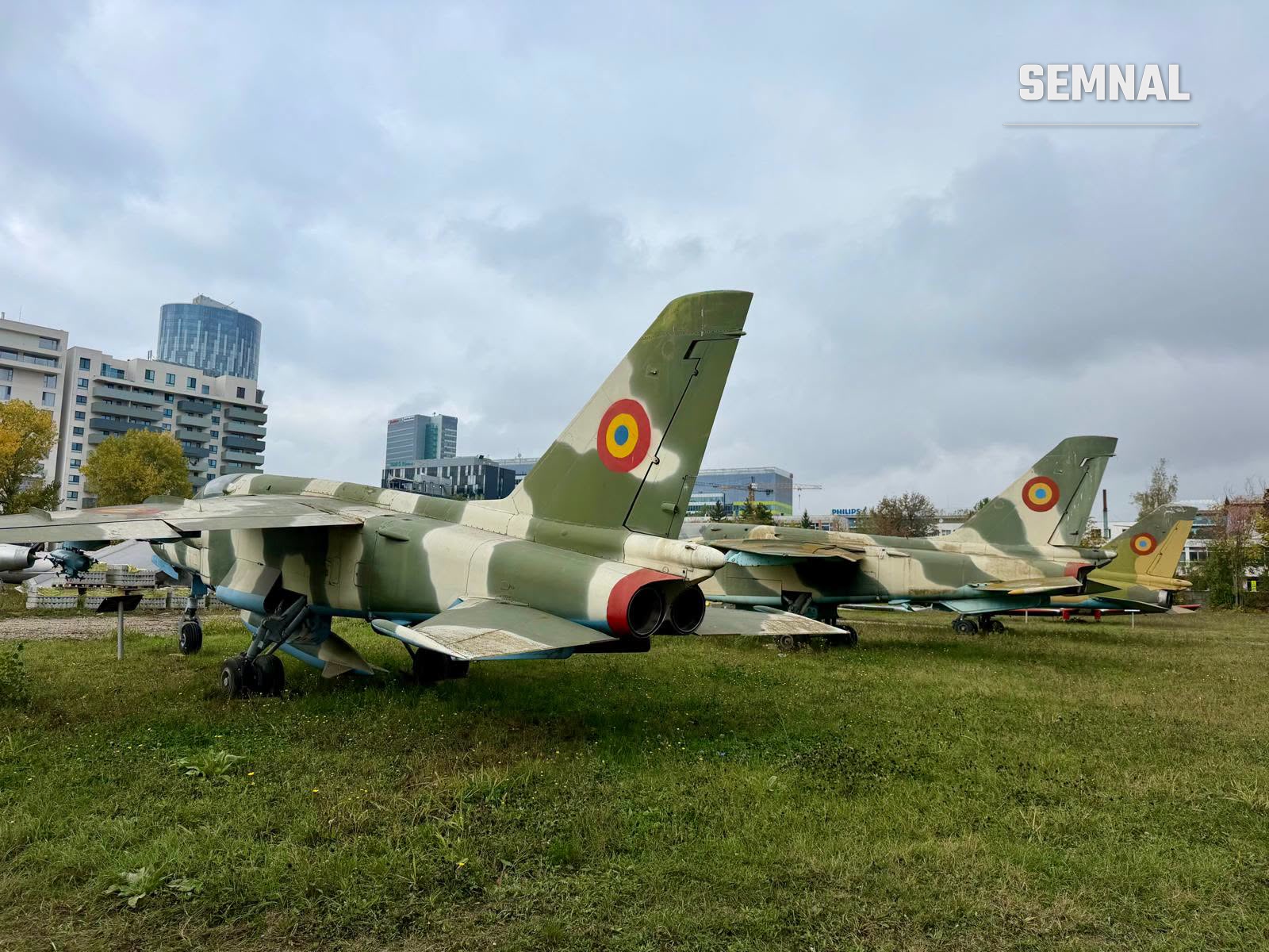 Avioane de atac în camuflaj, expuse în parcul muzeului