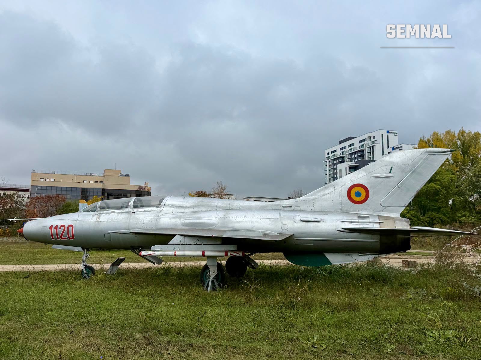 MiG-21U cu numărul 1120, „Bătrâna Doamnă”, în parcul Muzeului Național al Aviației Române
