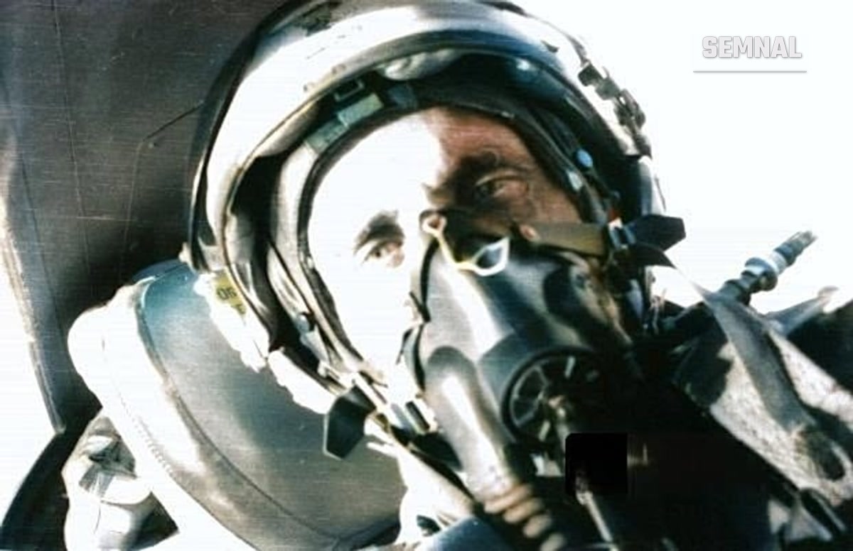 Pilotul și scriitorul Doru Davidovici, în cabina unui avion de vânătoare