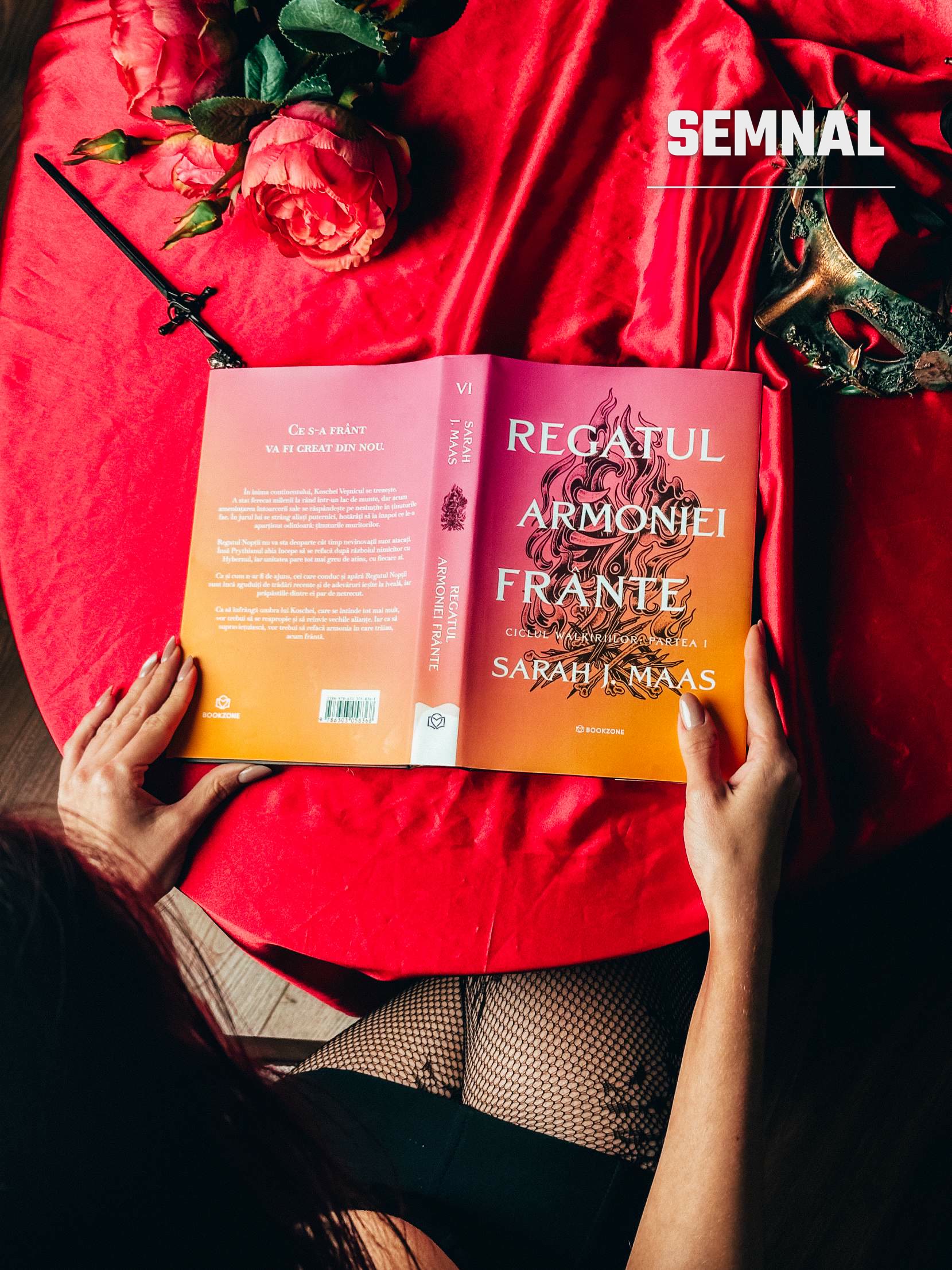 Coperta și coperta a patra ale ediției românești „Regatul armoniei frânte”, editura Bookzone. Fotografie realizată de Alina Petrea