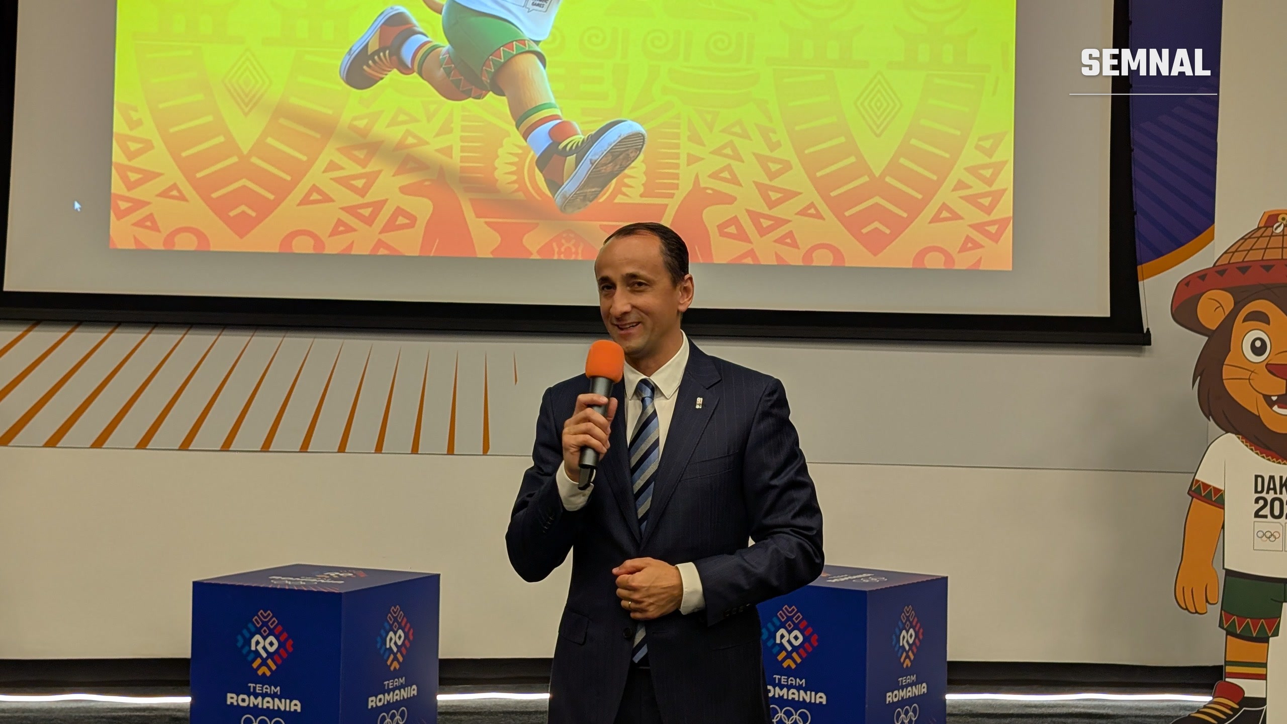 Mihai Covaliu, președintele COSR, vorbind sportivilor la prezentarea lotului pentru JOT Dakar 2026. Fotografie realizată de Lucian Dinu