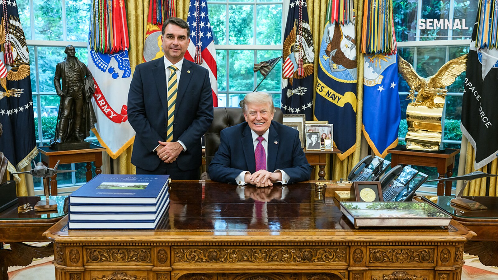 Flávio Bolsonaro, în picioare, alături de Donald Trump, așezat la biroul din Biroul Oval al Casei Albe, în mai 2026