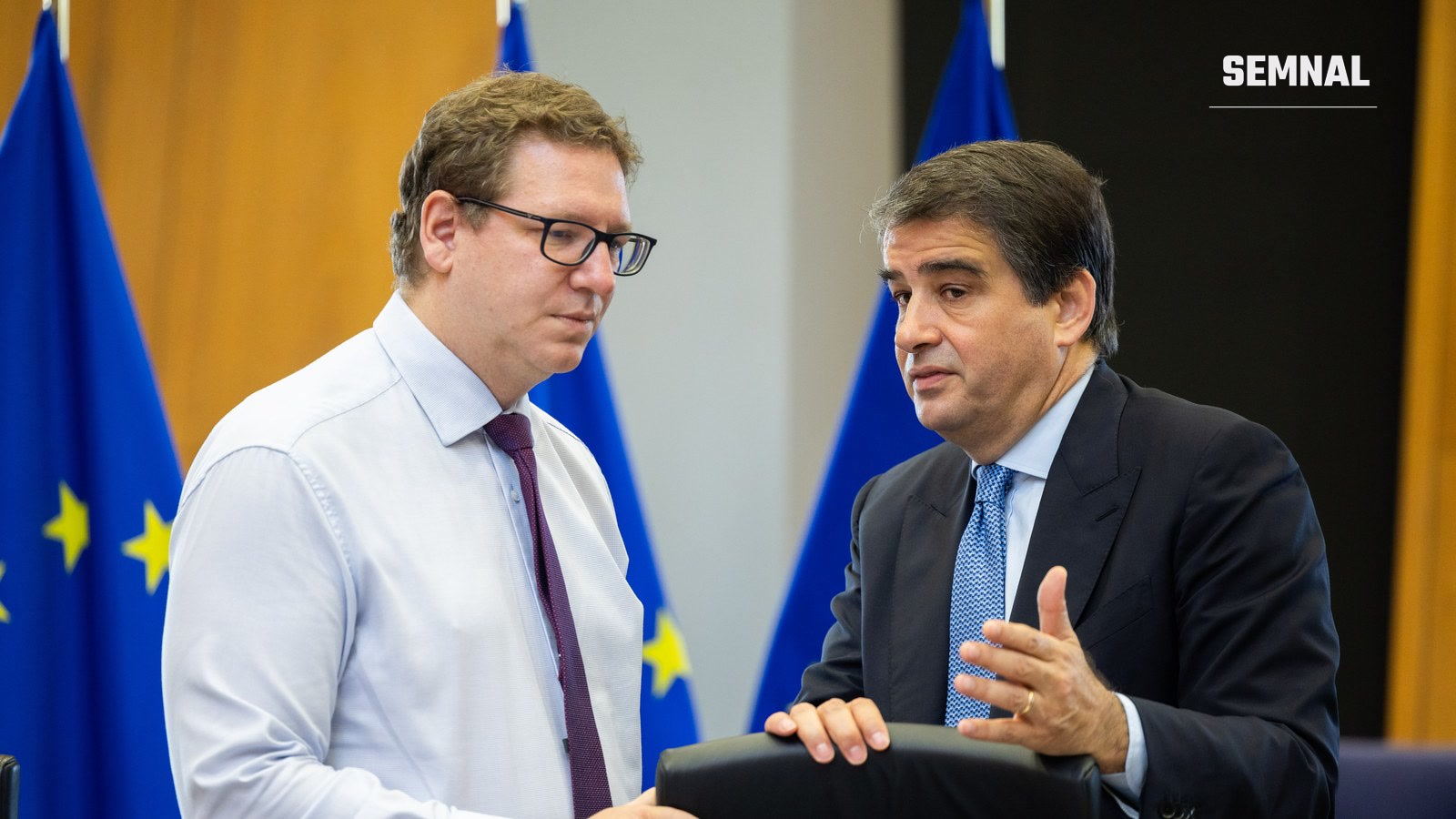 Björn Seibert, șeful de cabinet al Ursulei von der Leyen, discută cu Raffaele Fitto la o reuniune a Comisiei Europene, în fața steagurilor UE